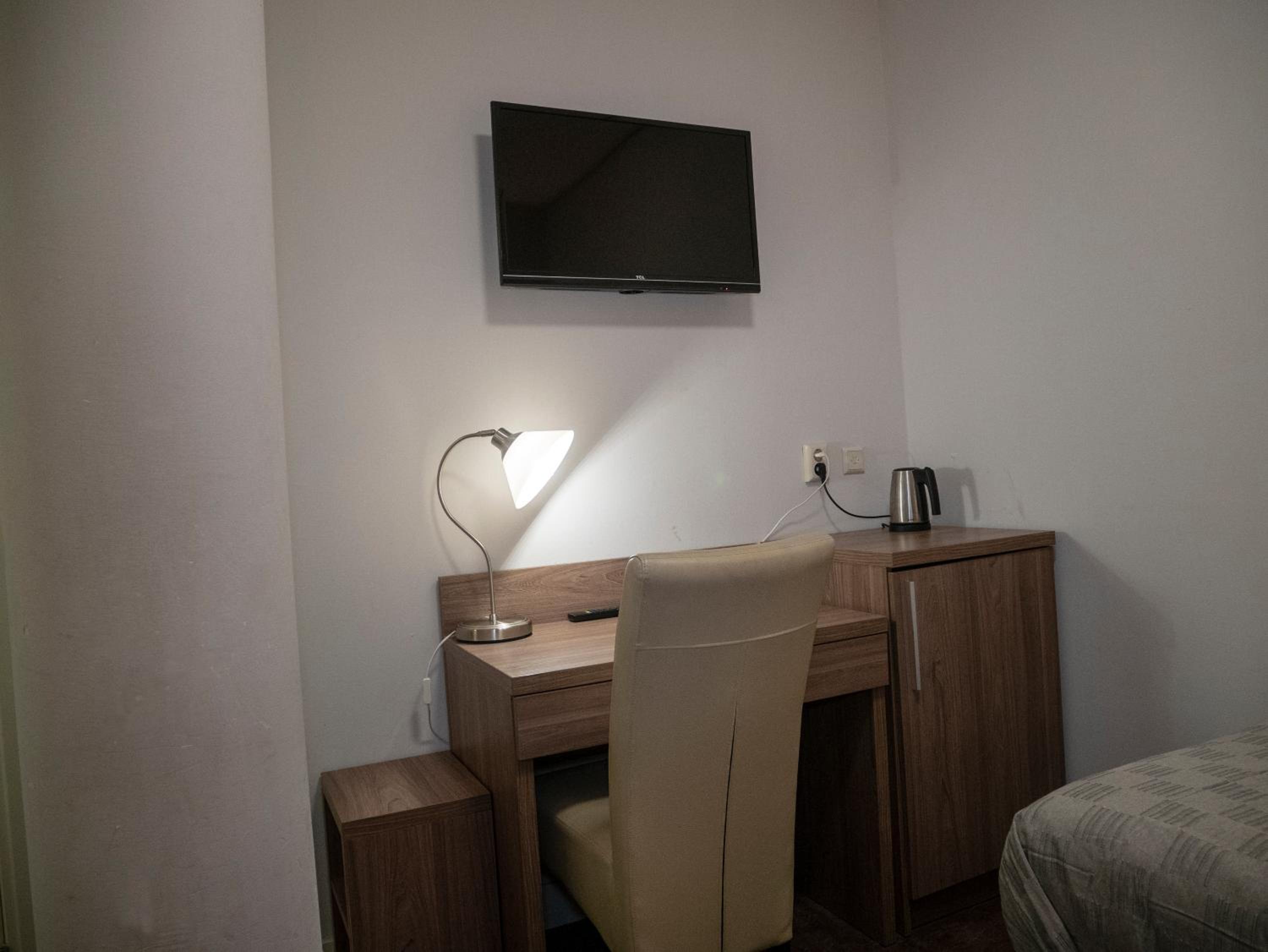 Standard Twin Room - no window - Photo 4