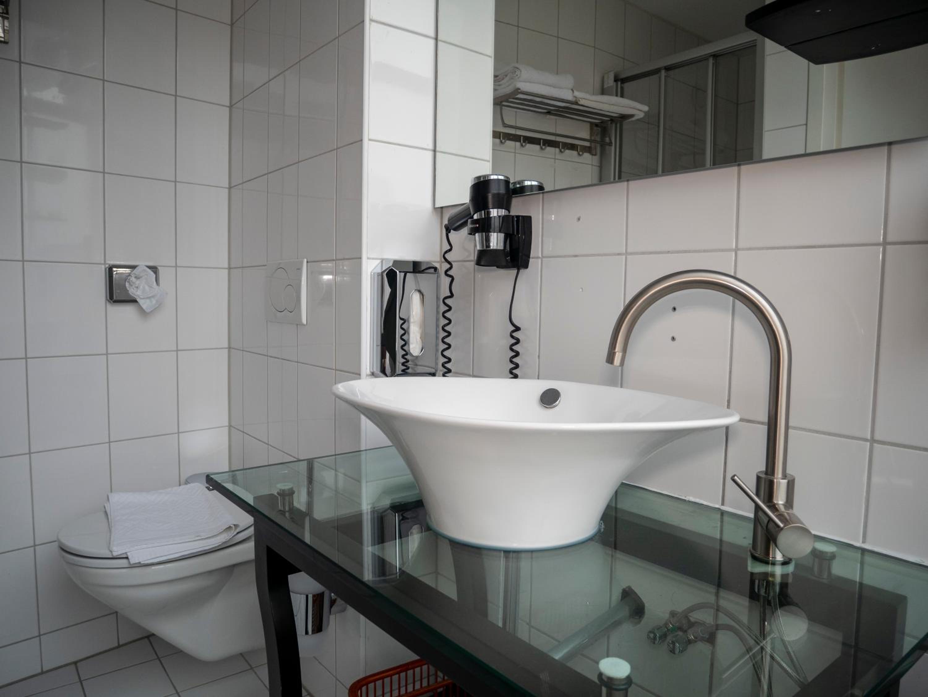 Budget Double Room - Photo 6