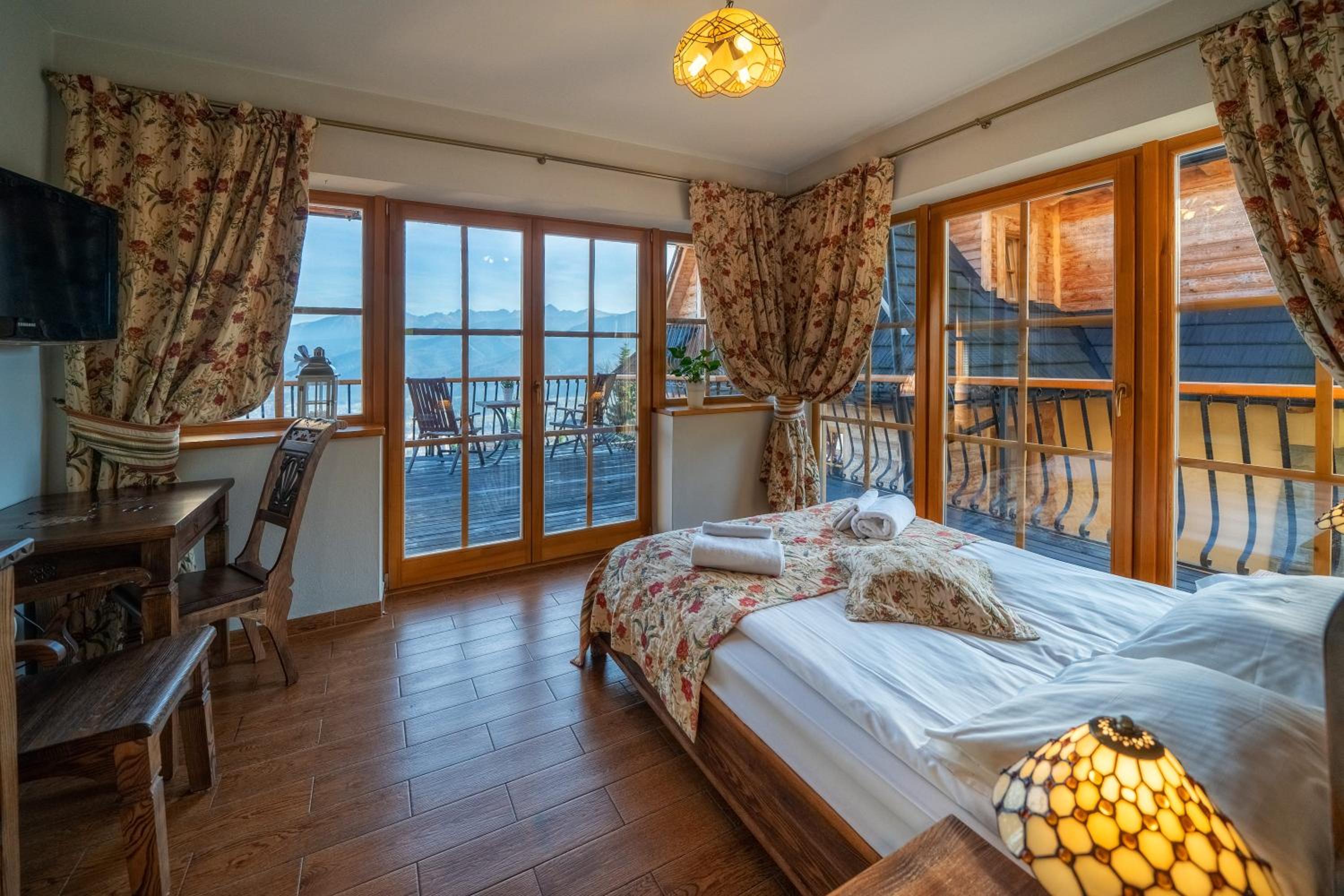 Suite with Terrace and Mountain View photo 1