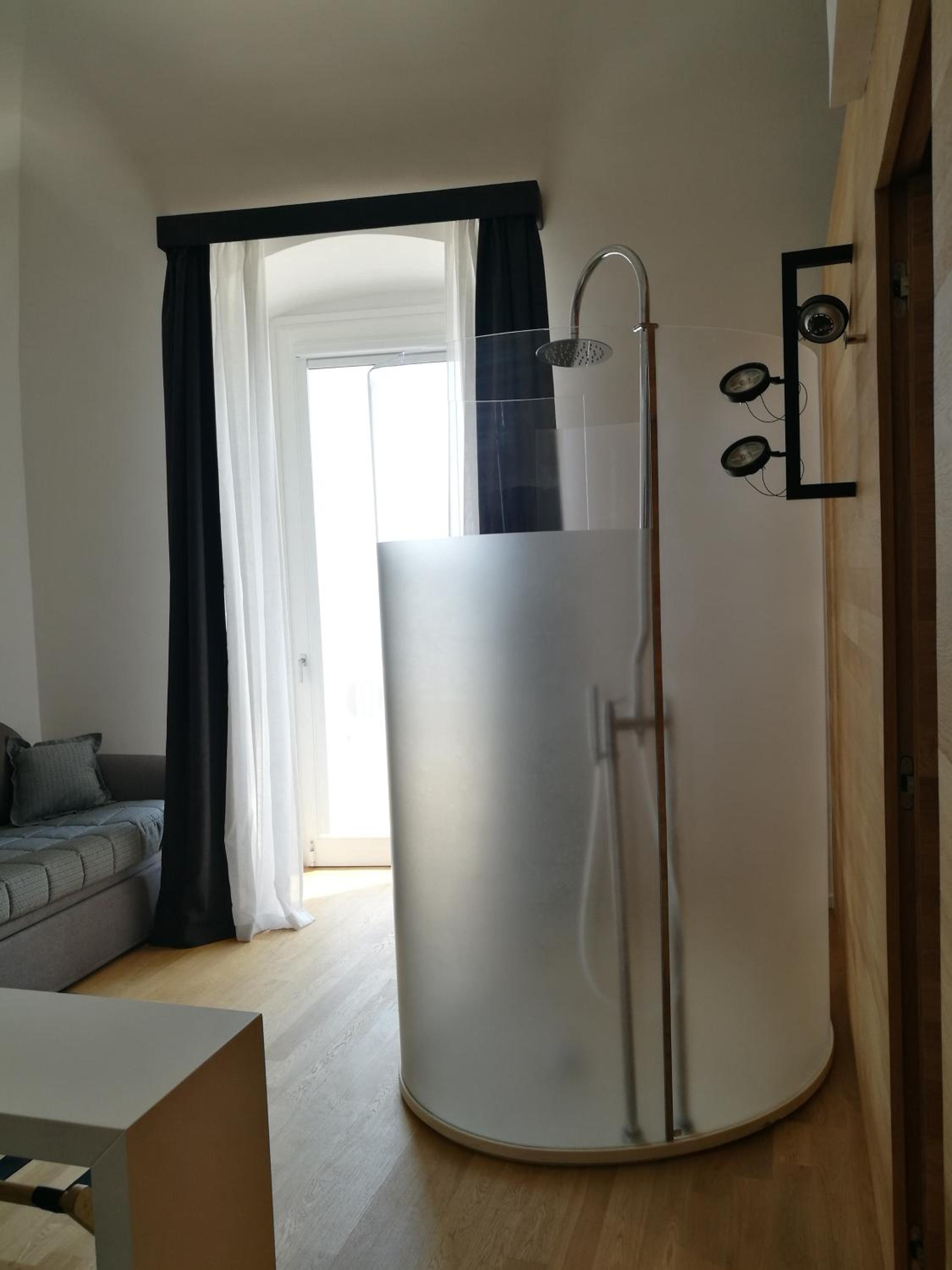 Suite with Spa Access - Photo 13