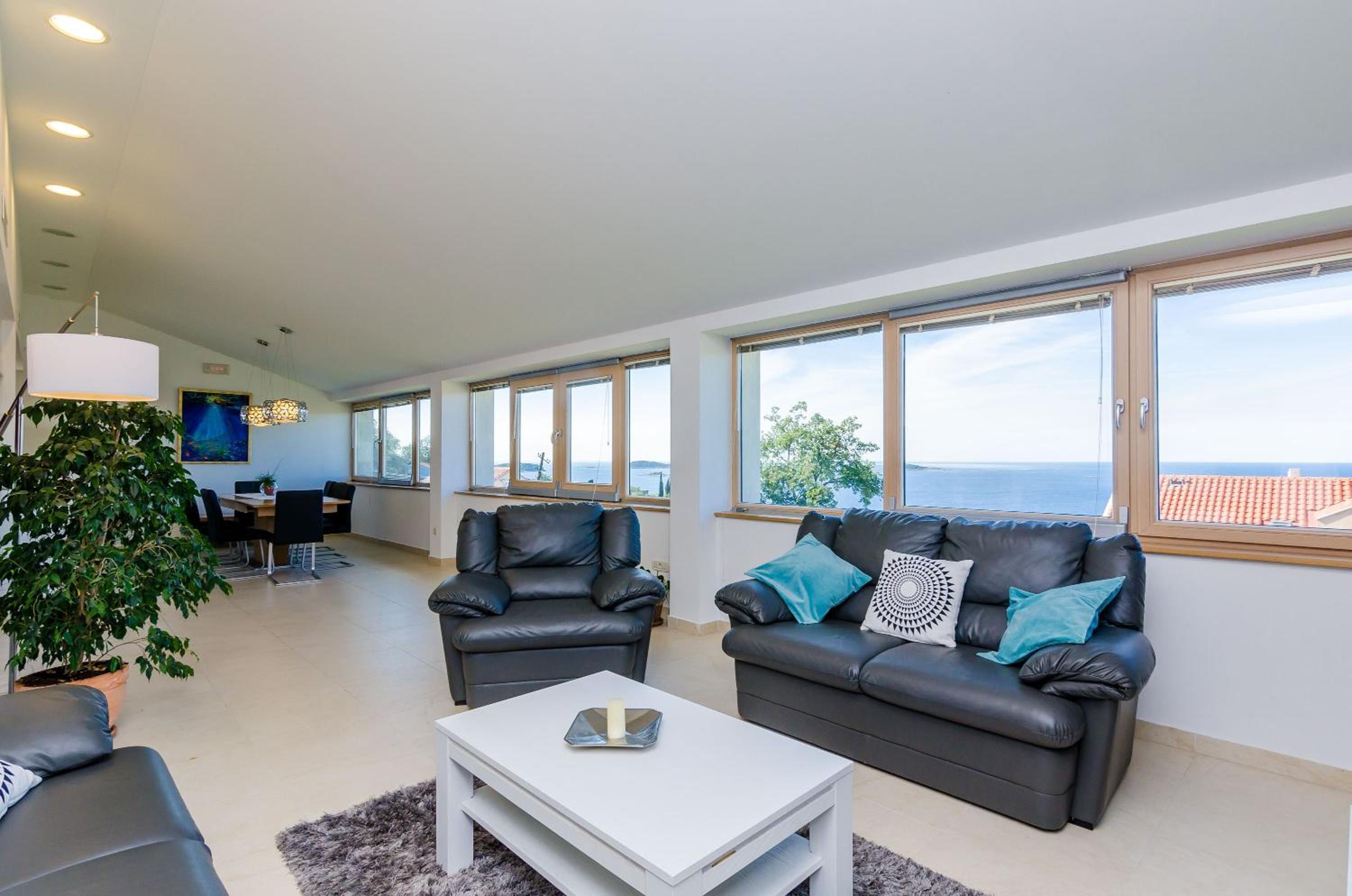 Sechs-Schlafzimmer-Villa mit Terrasse und Swimmingpool