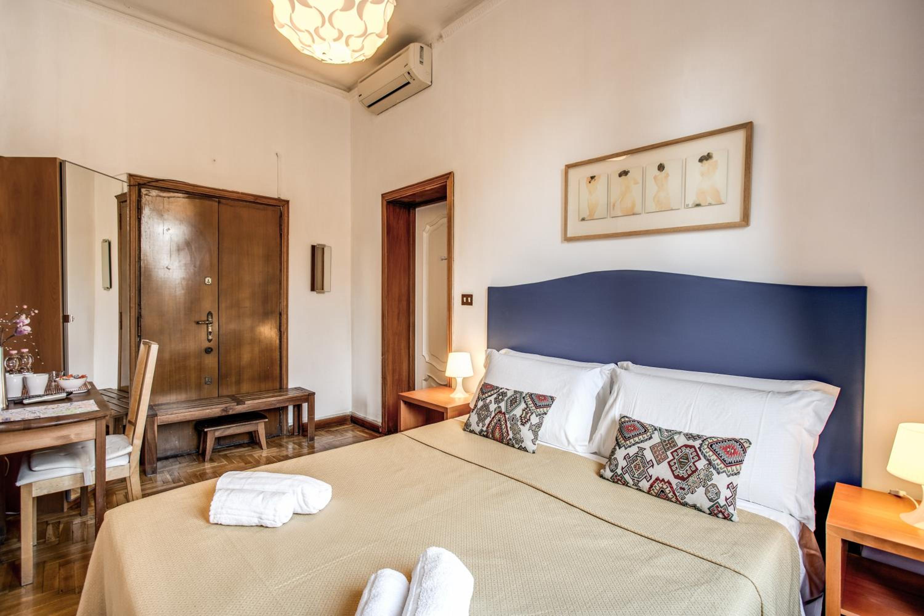 Double Room With Shared Bathroom photo 2