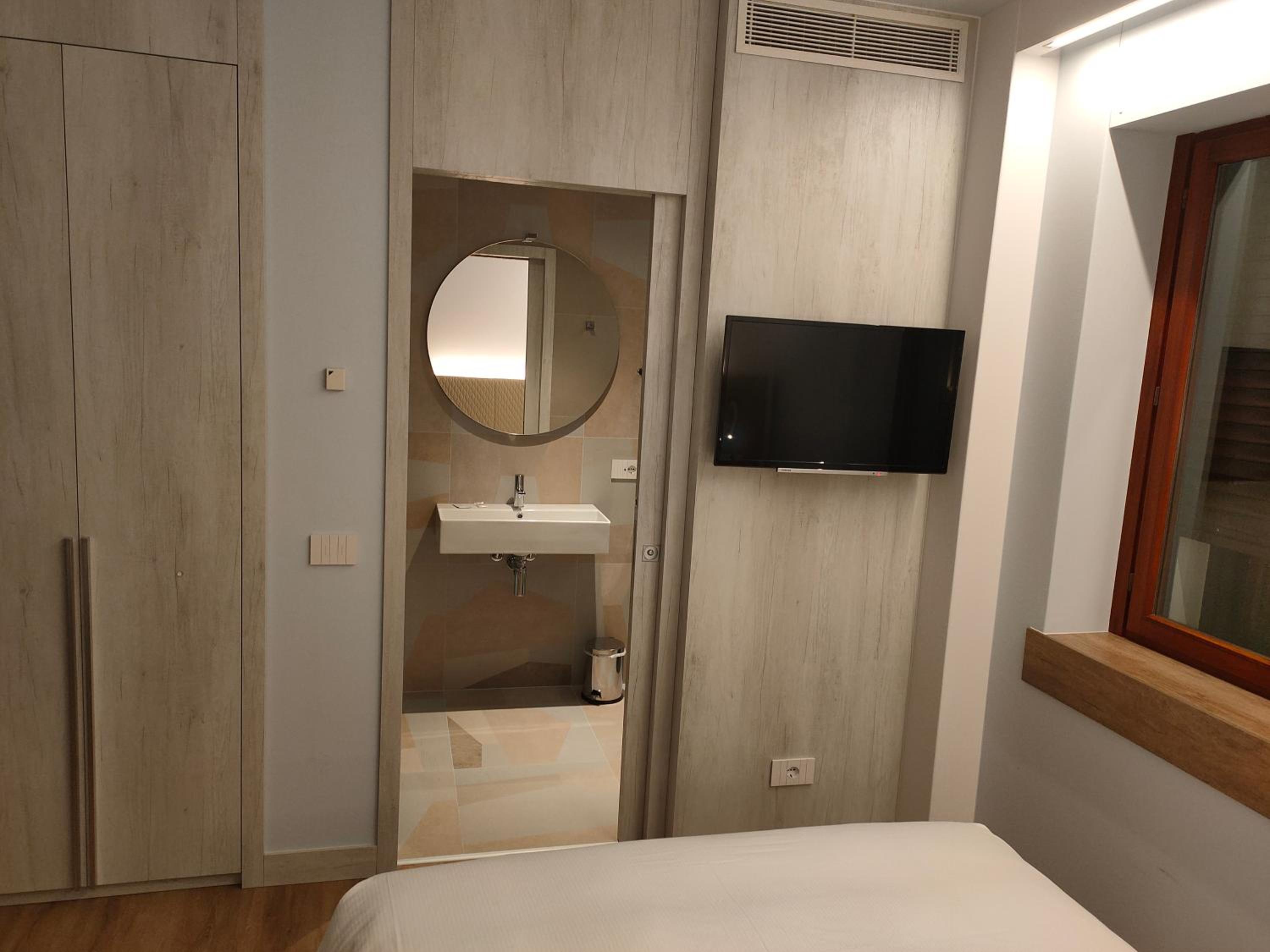 Double Room - Photo 15