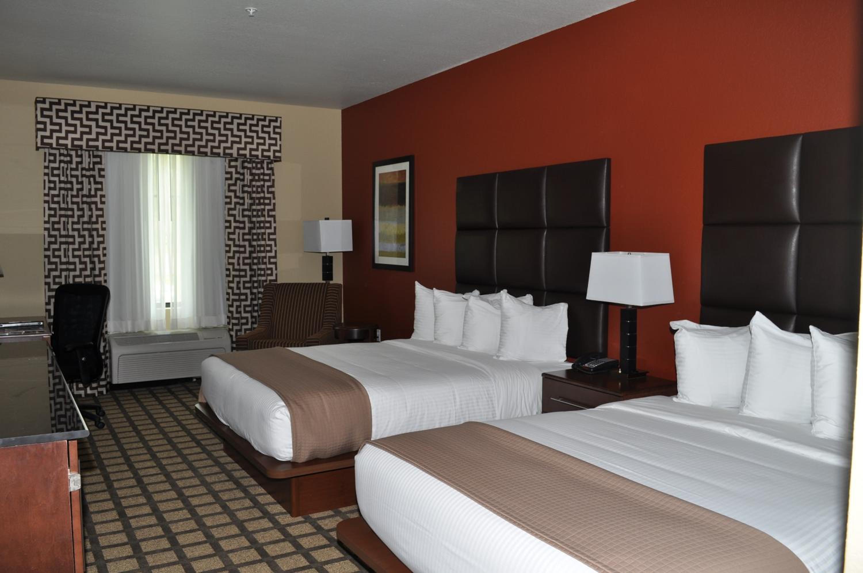 Queen Room with Two Queen Beds - Non-Smoking photo 2