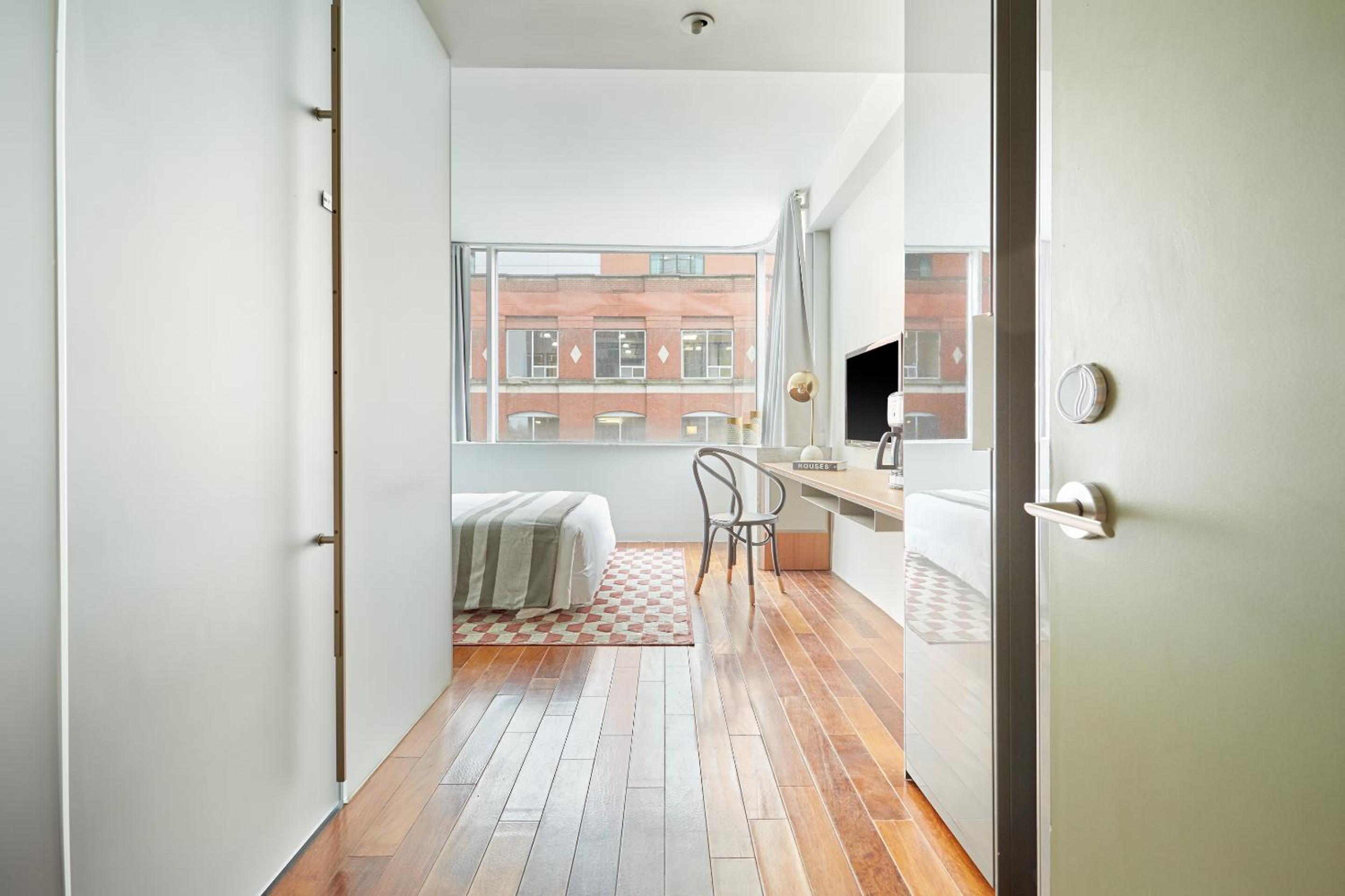 Standard Room, 1 Queen Bed thumbnail 6