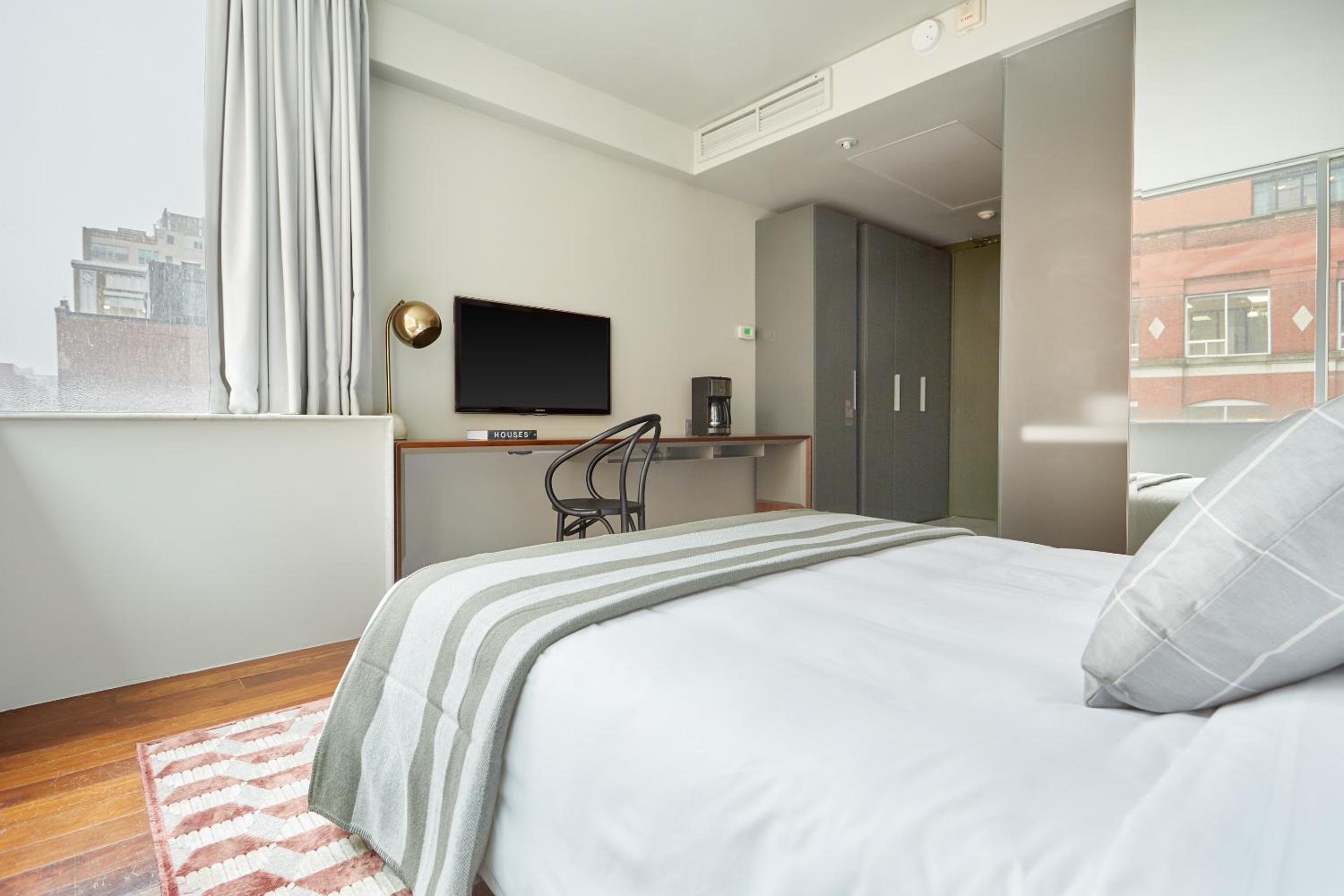 Standard Room, 1 Queen Bed