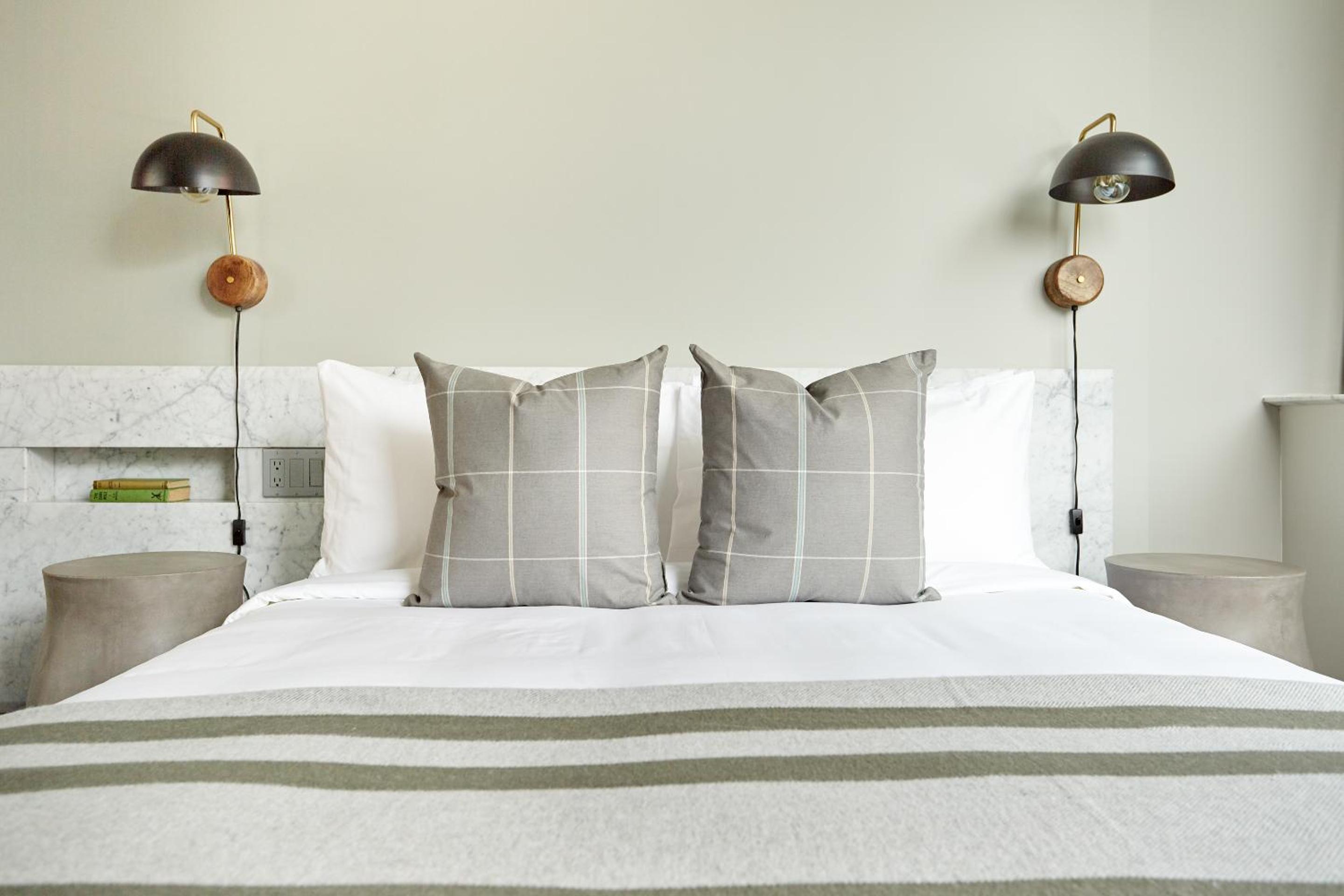 Standard Room, 1 Queen Bed thumbnail 5