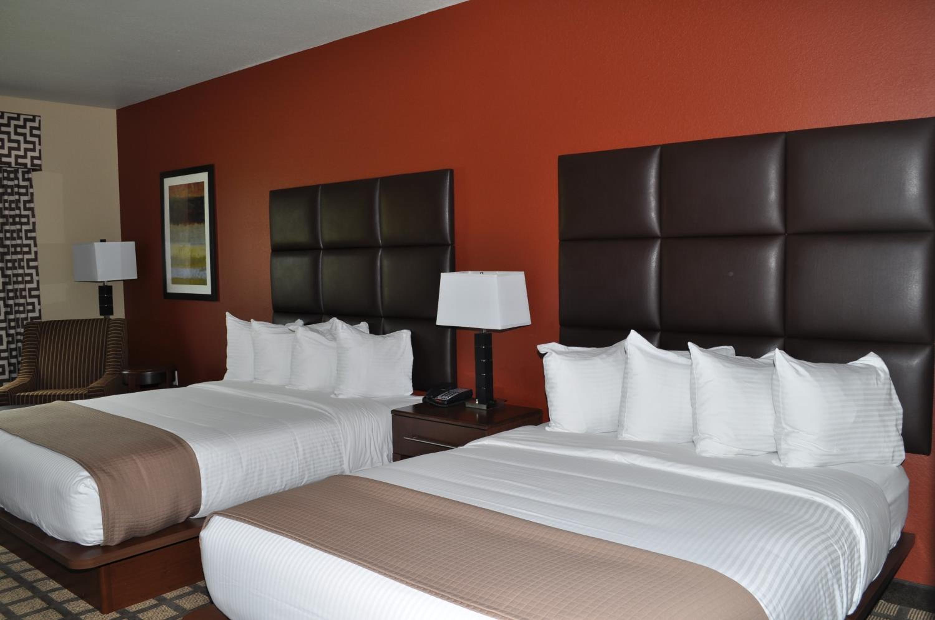 Queen Room with Two Queen Beds - Non-Smoking photo 3
