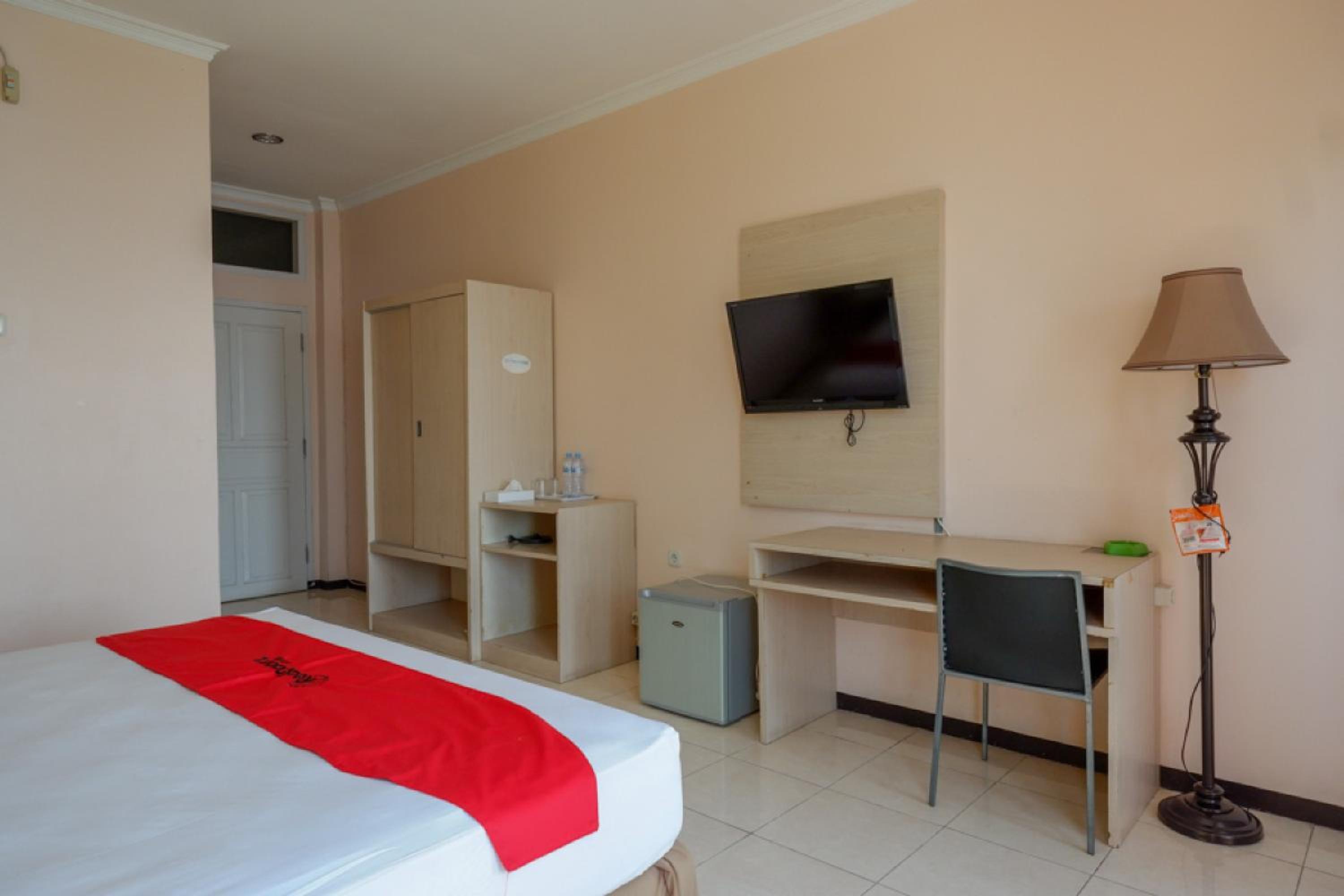 Deluxe Room - Photo 9
