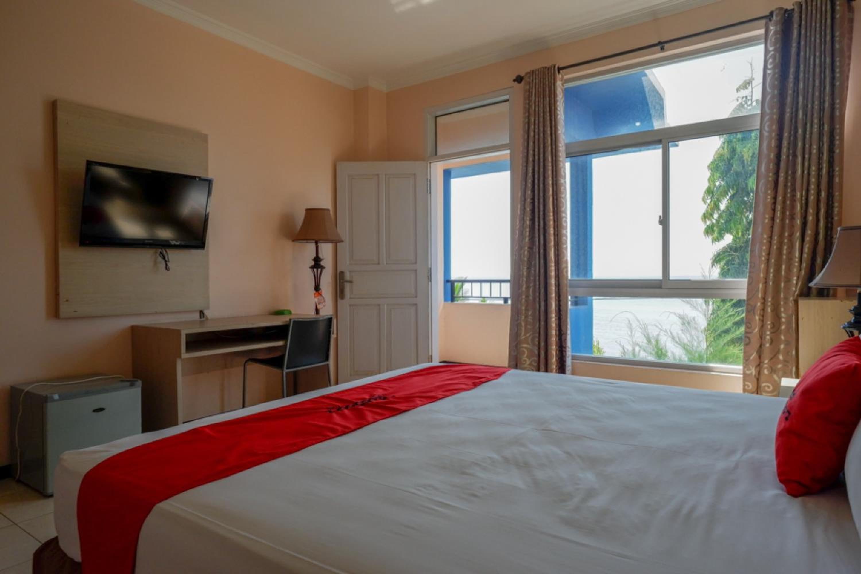 Deluxe Room - Photo 10