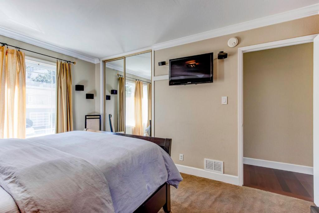 Three-Bedroom House photo 3