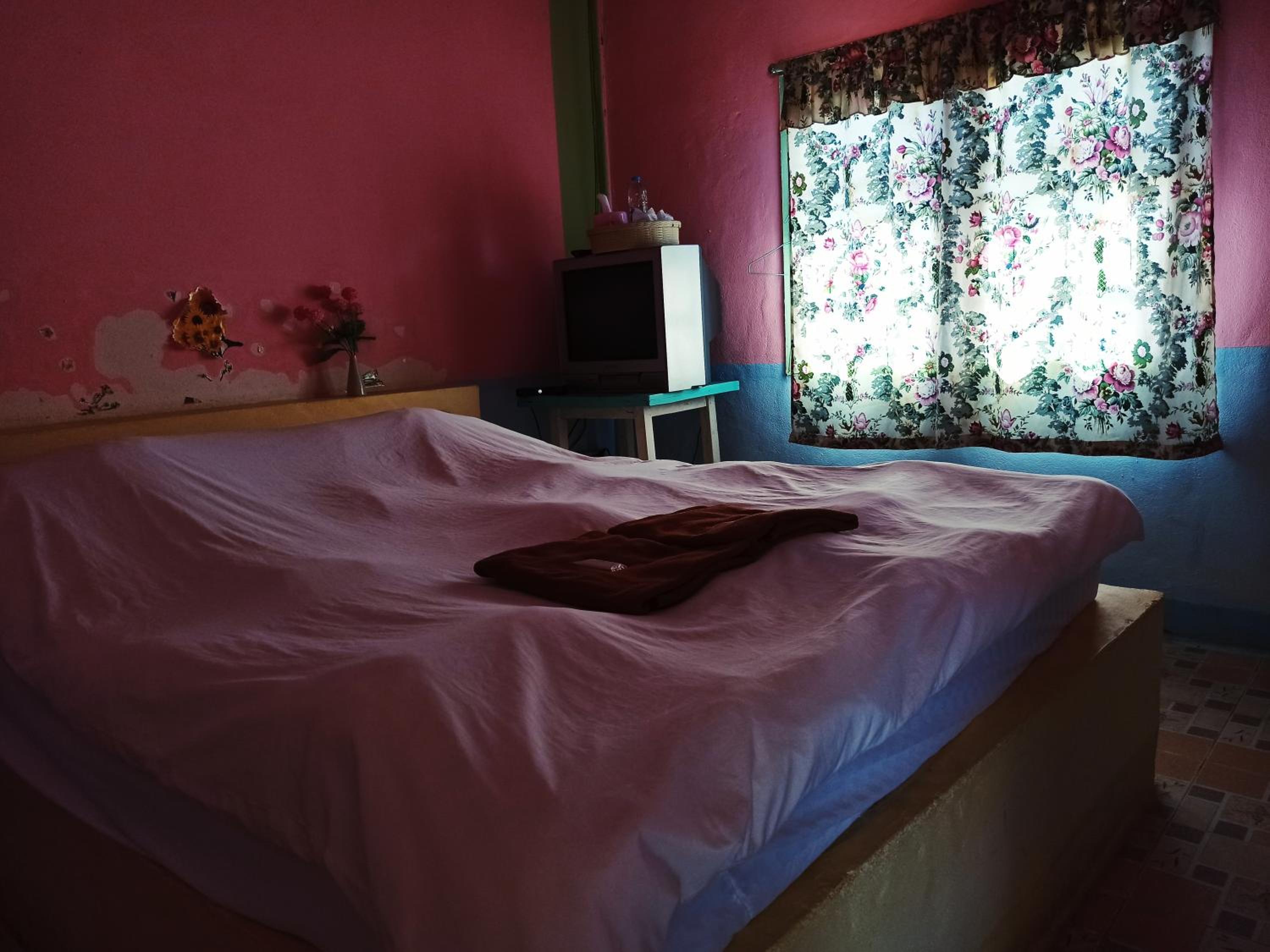 Queen Room with Shared Bathroom photo 2