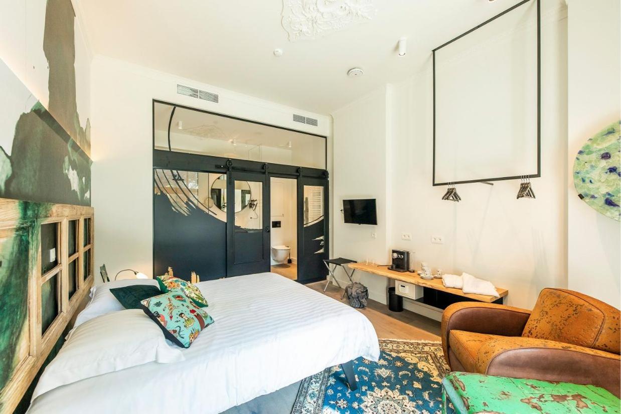 Deluxe King Room - Photo 2