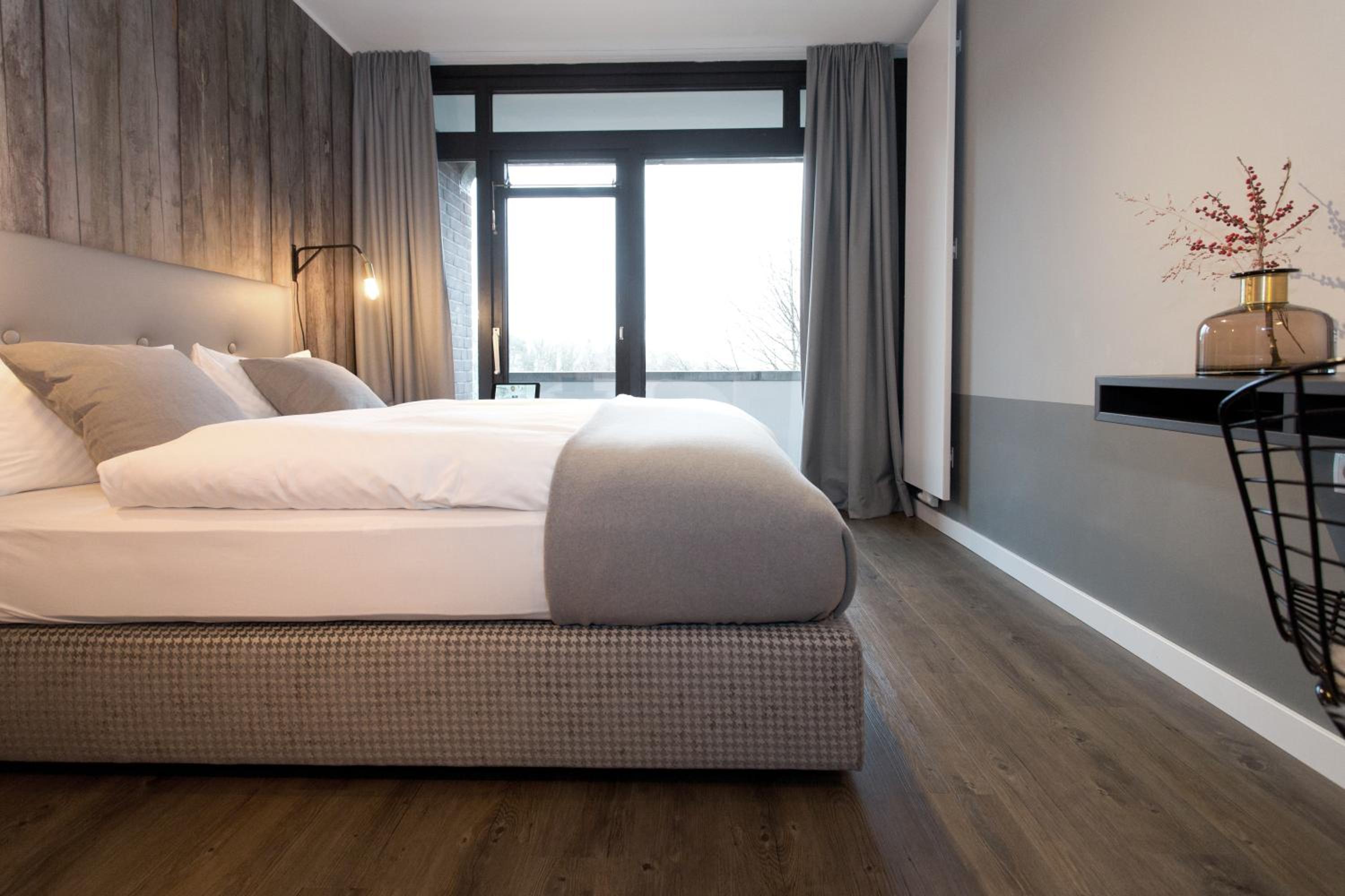 Double Room with Balcony - Photo 6