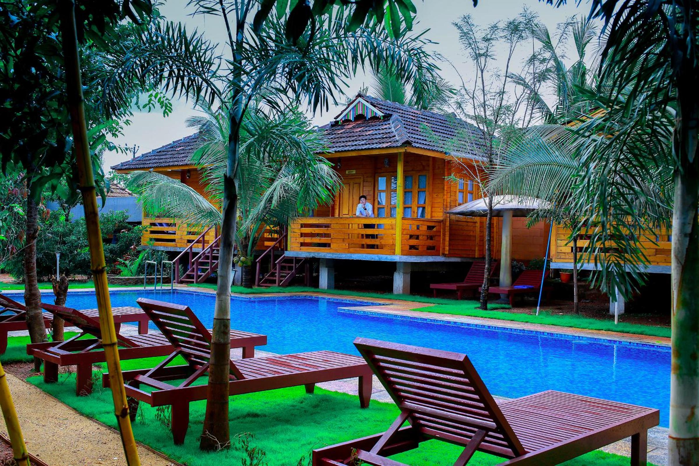 Twin Room with Pool View - Photo 11