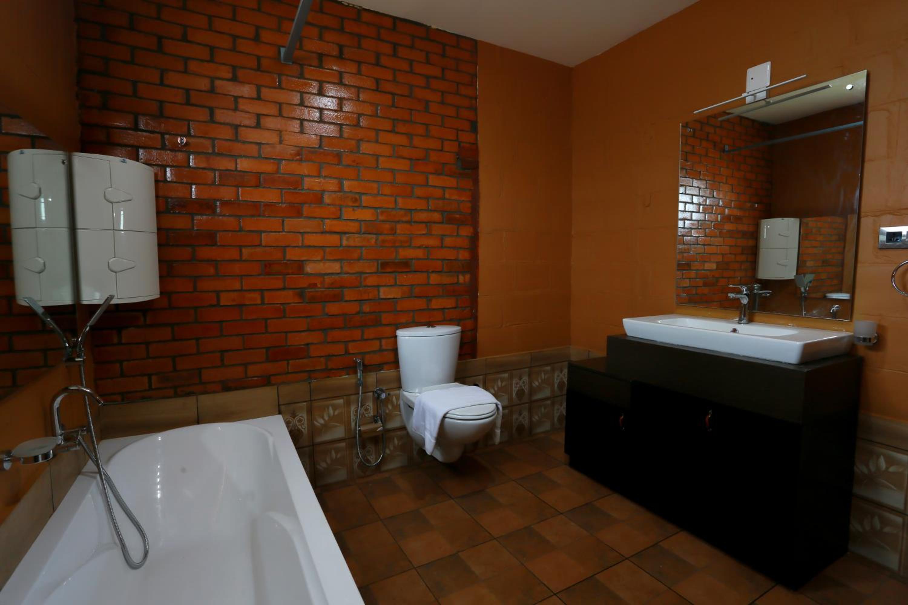 King Room with Balcony - Photo 3