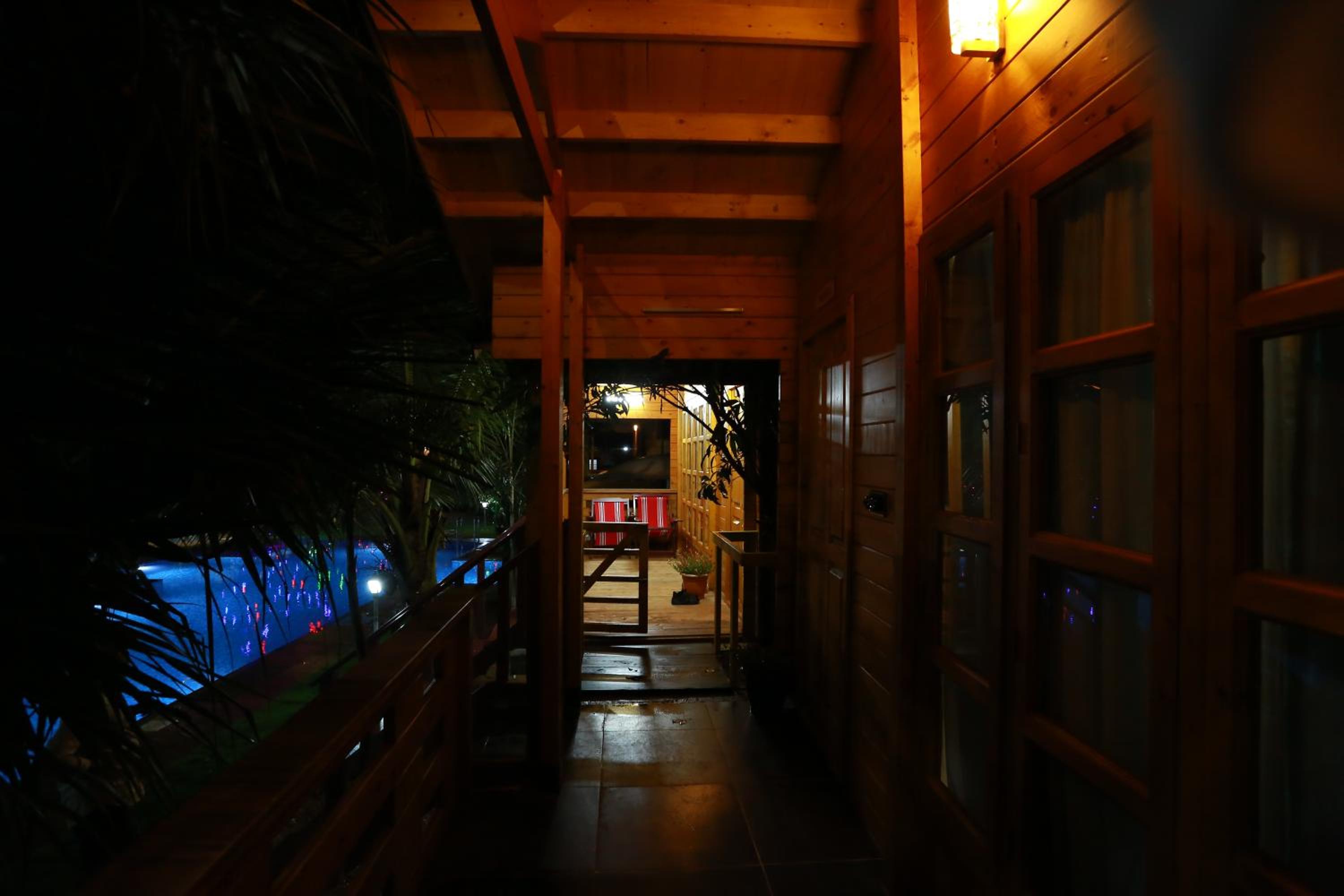 Twin Room with Pool View - Photo 3