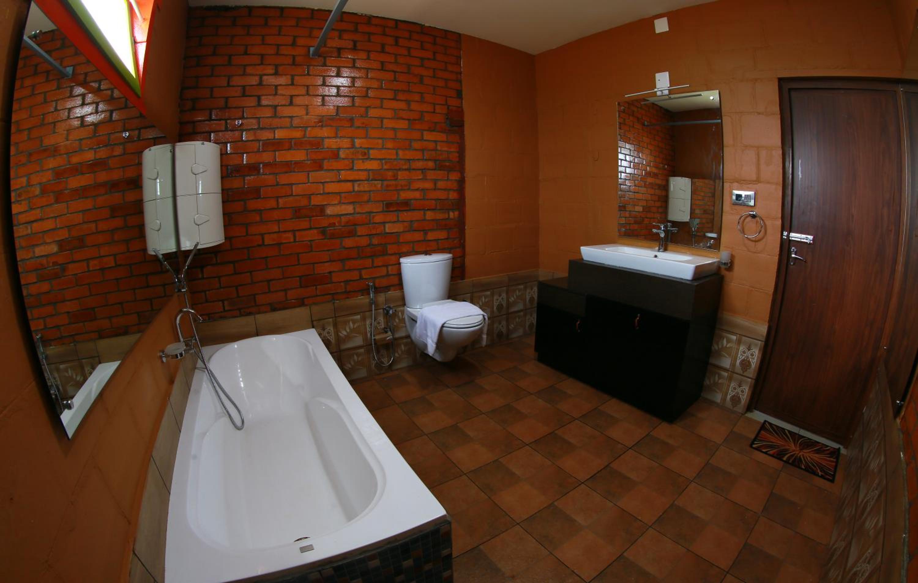 King Room with Balcony - Photo 6