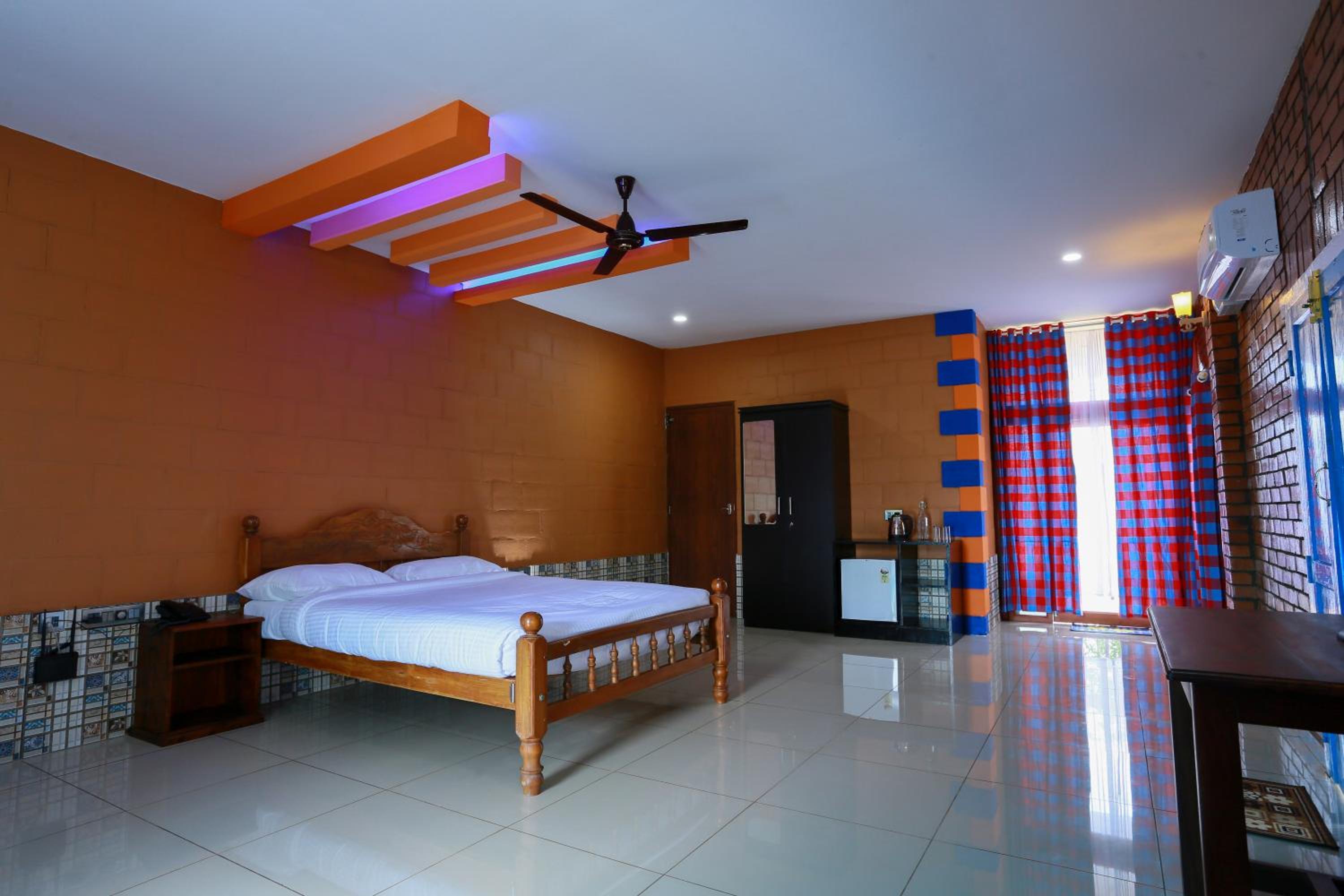 King Room with Balcony - Photo 7