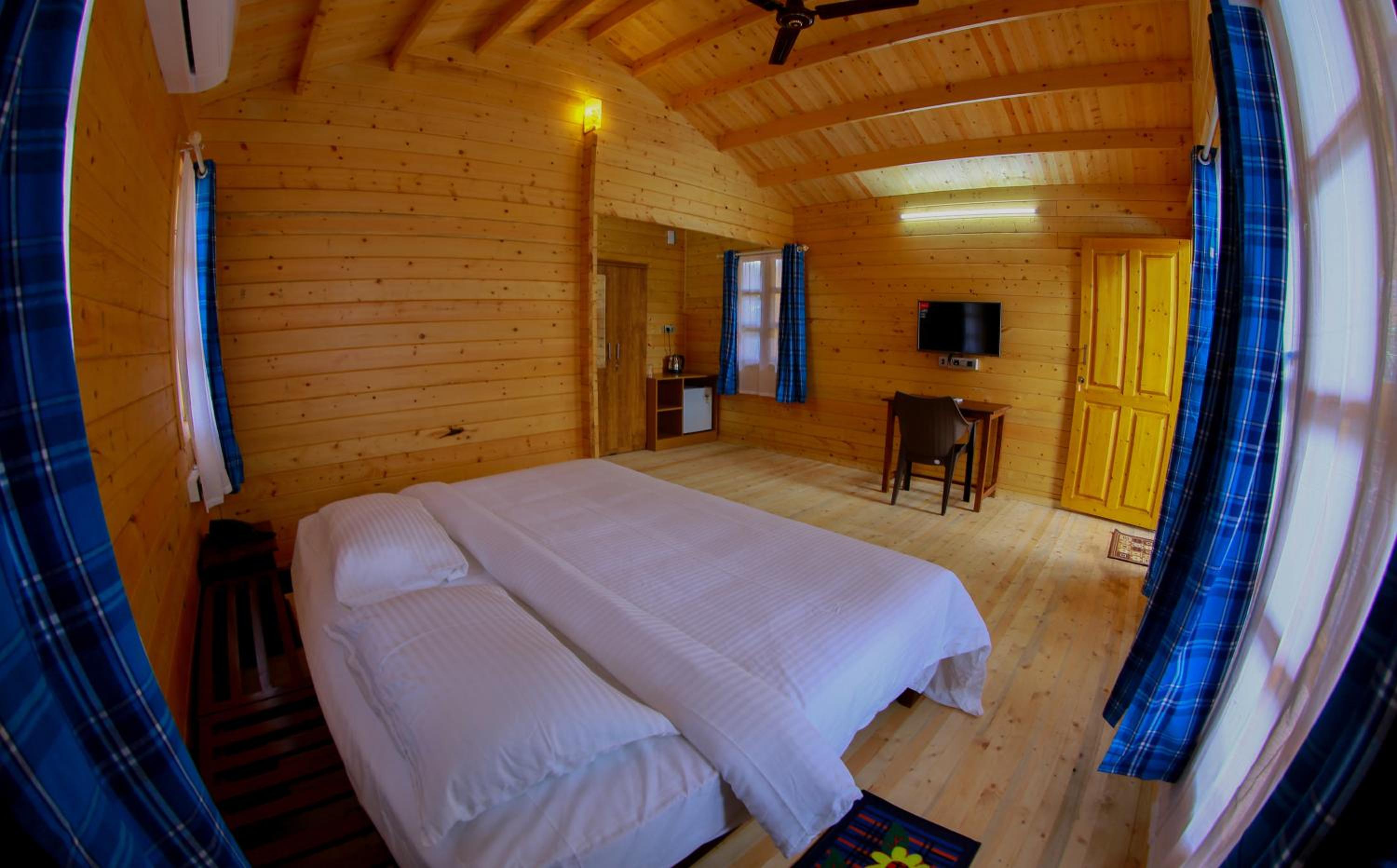 Twin Room with Pool View - Photo 4