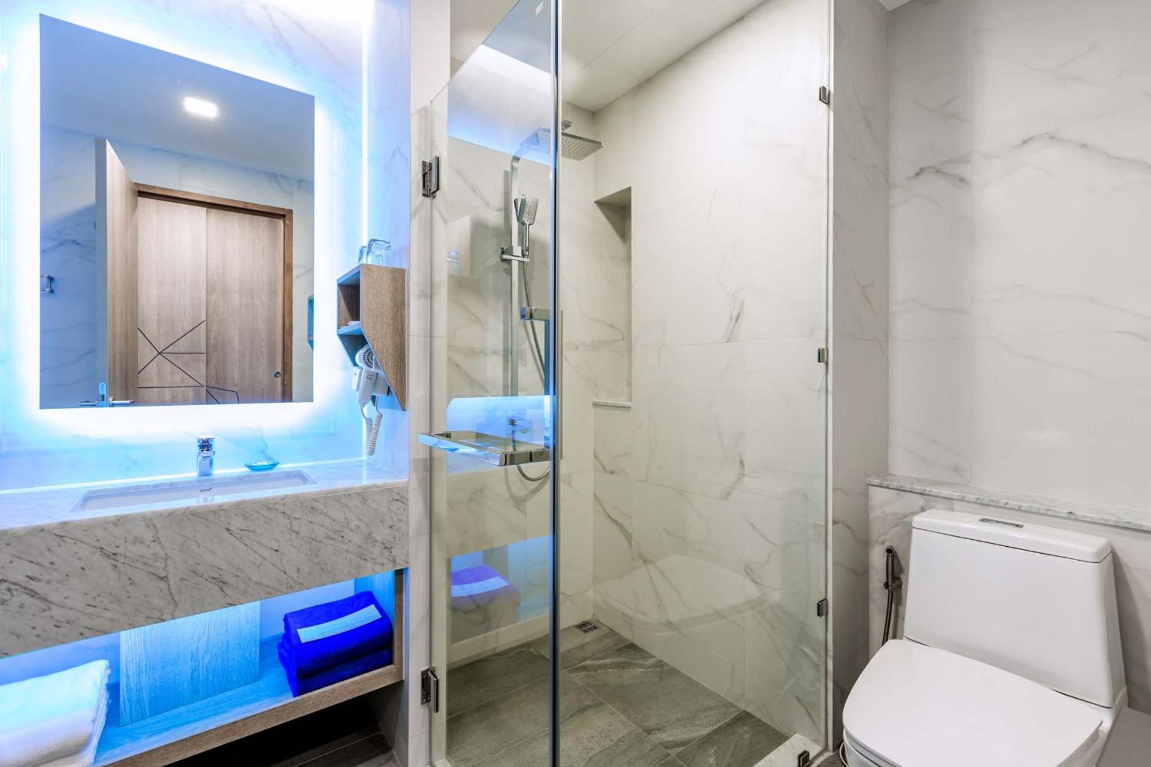 Deluxe Double Room with Balcony - Photo 5