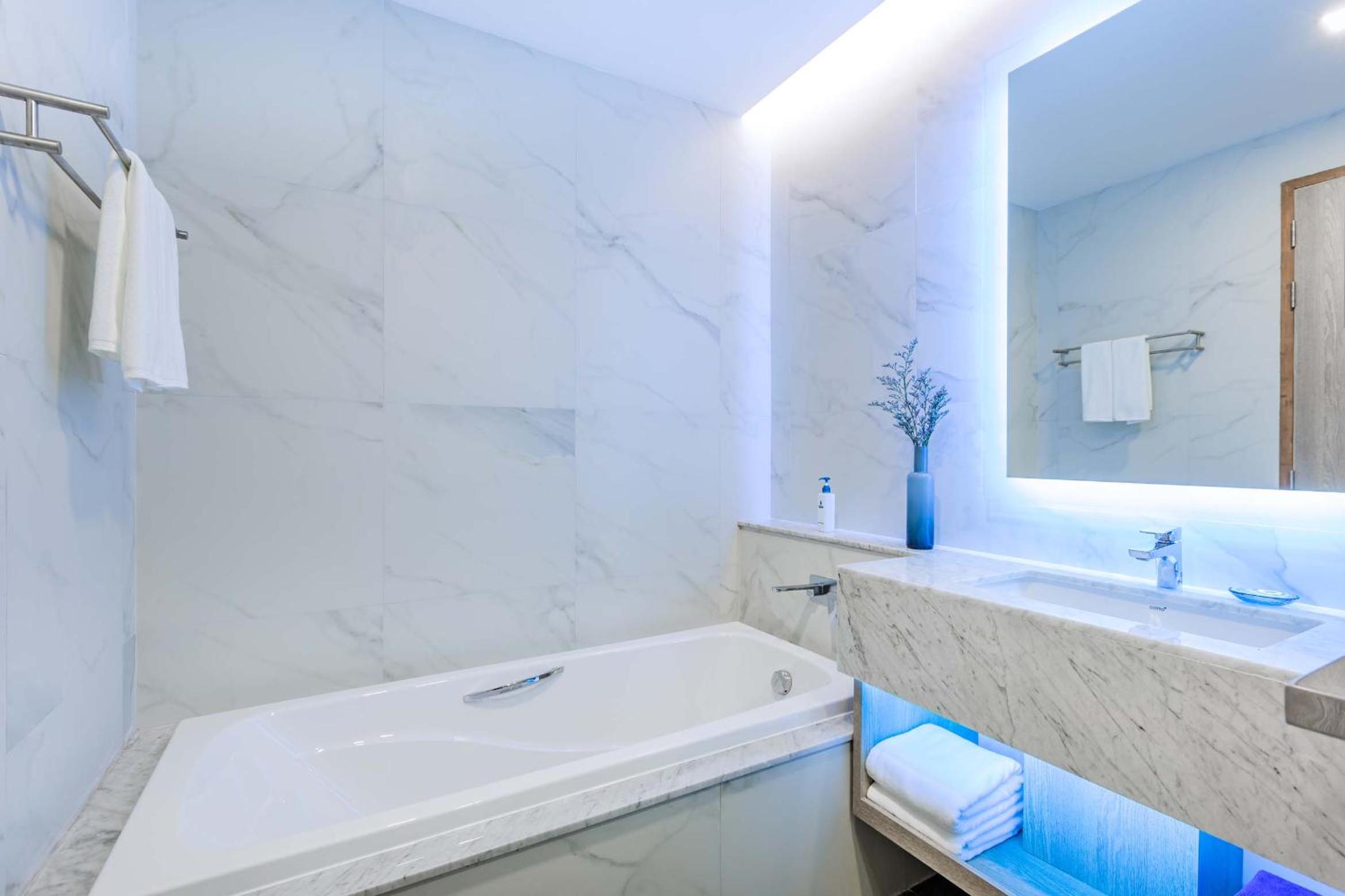 Deluxe Double Room with Balcony - Photo 6