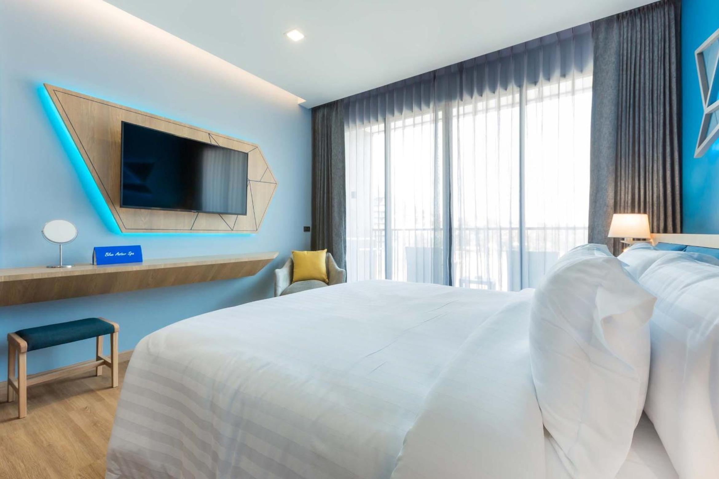 Deluxe Double Room with Balcony - Photo 8