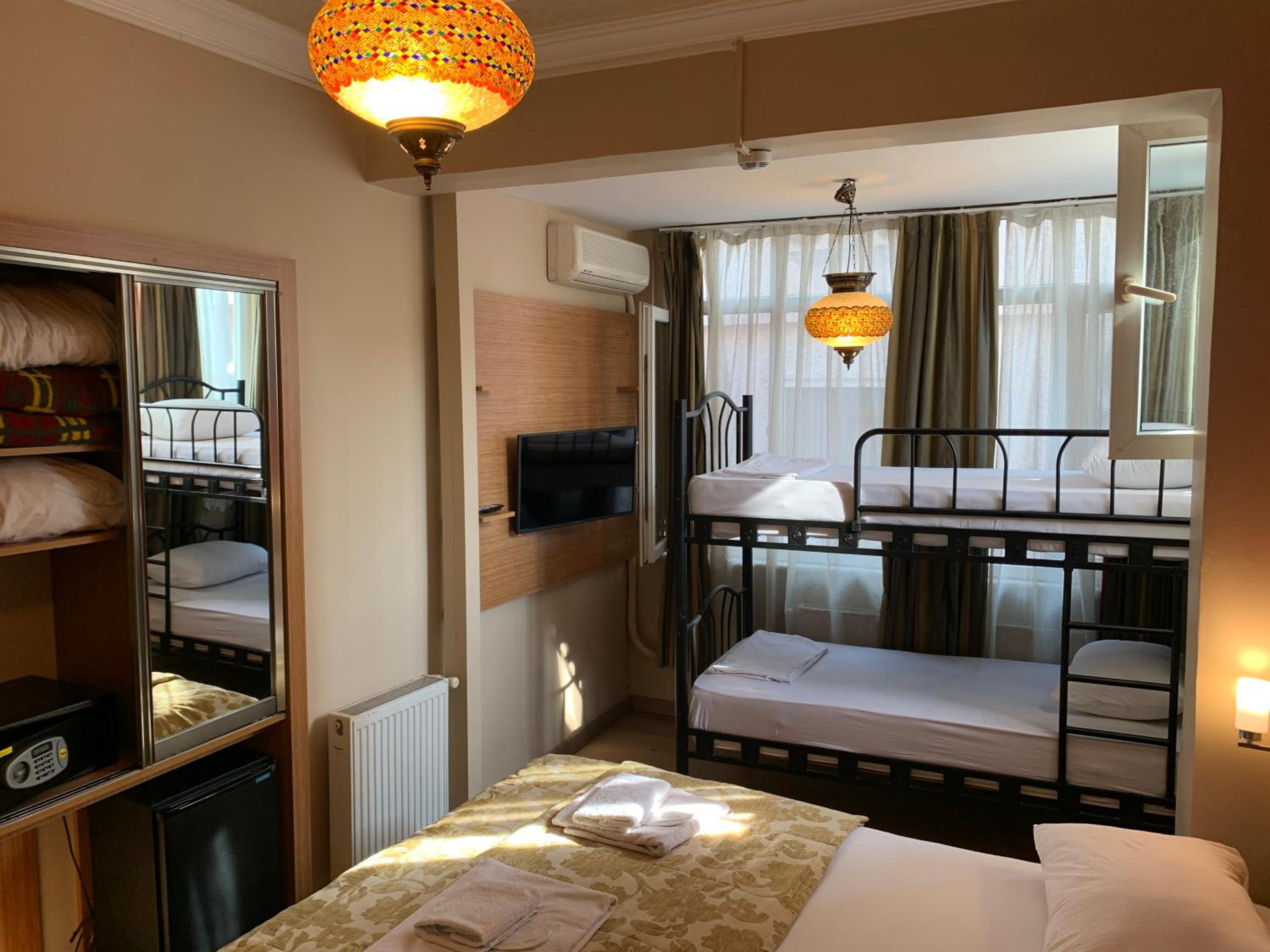 Quadruple Room with Private Bathroom photo 1