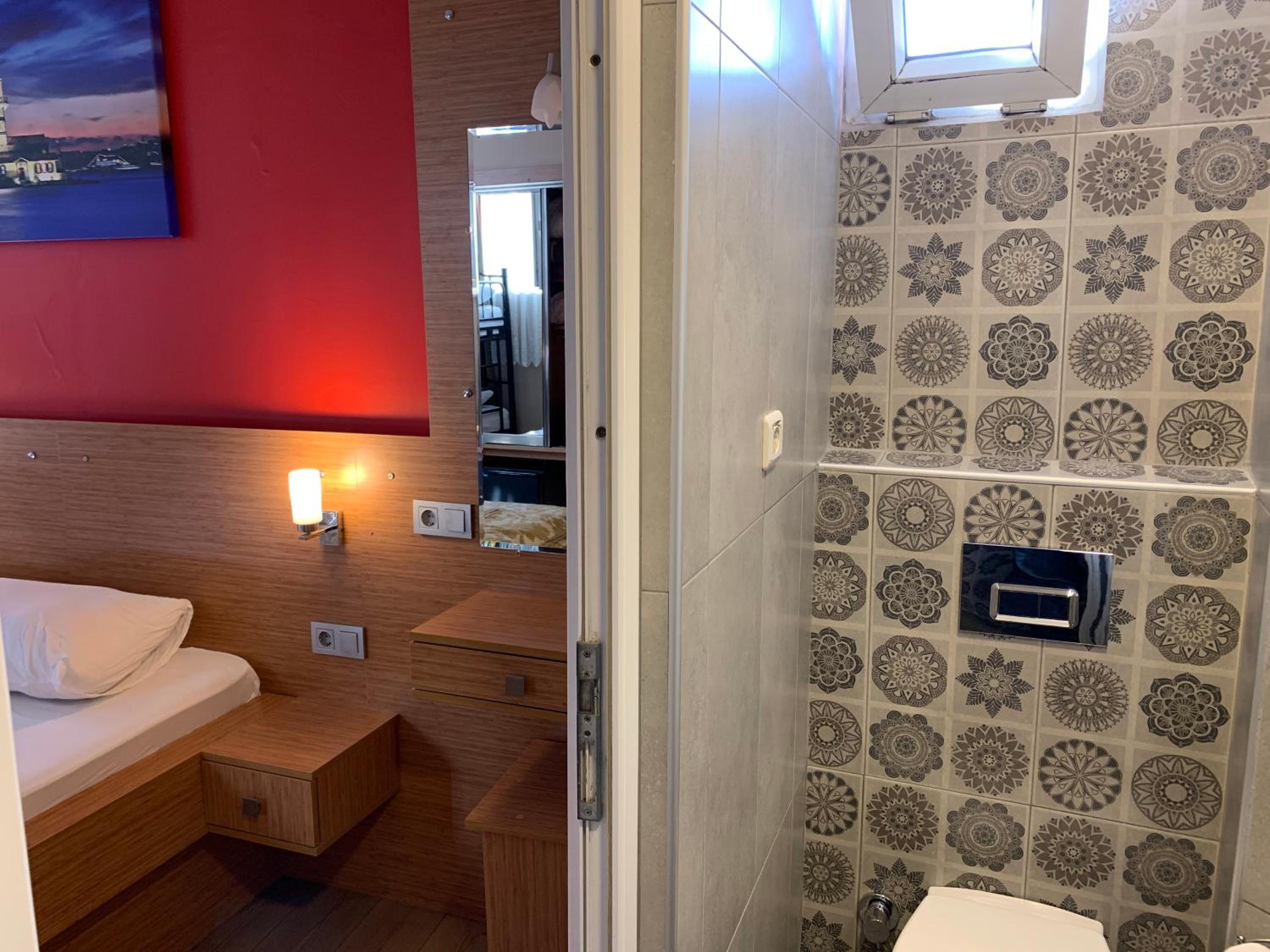 Quadruple Room with Private Bathroom photo 3