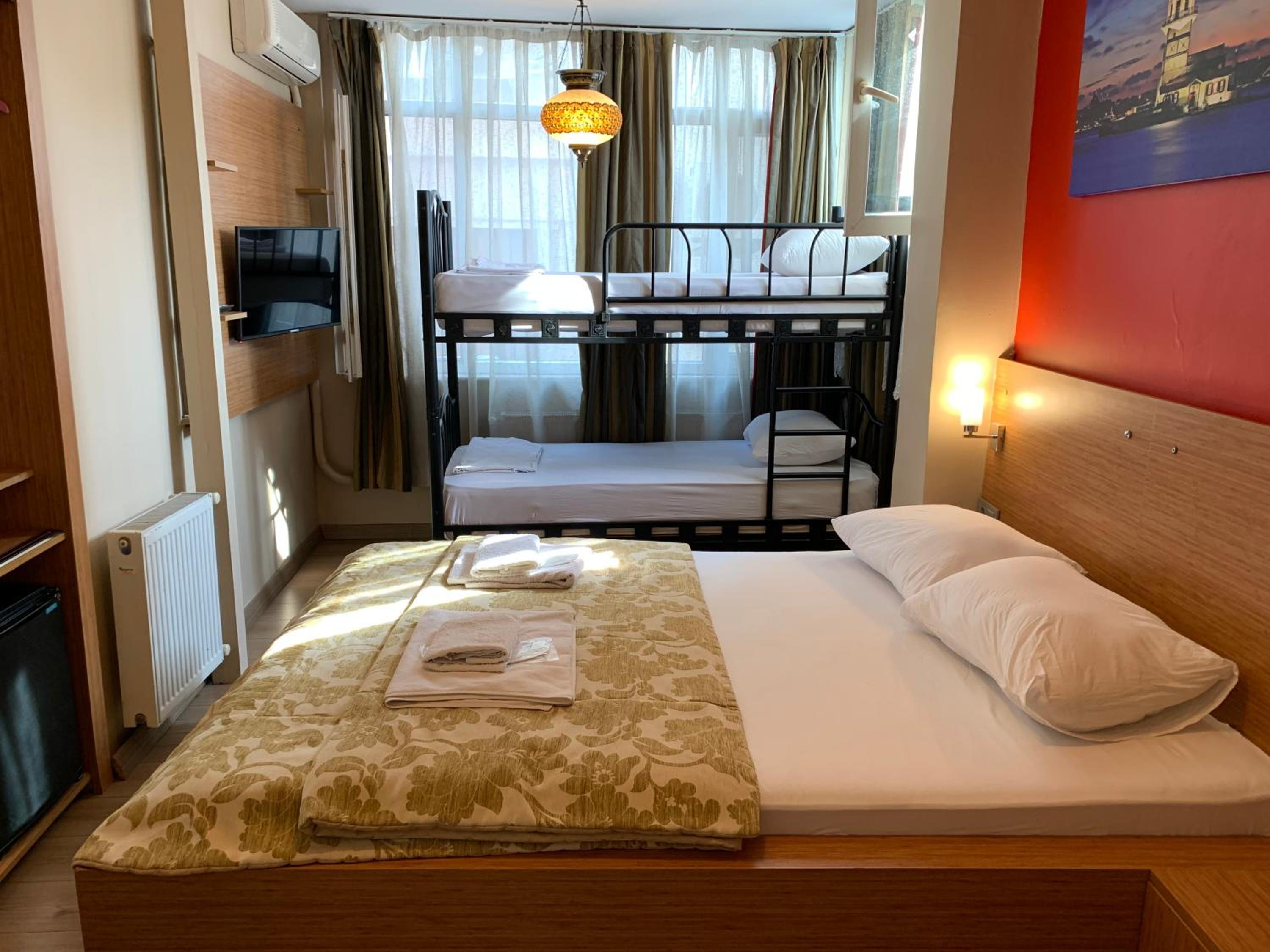 Quadruple Room with Private Bathroom photo 2