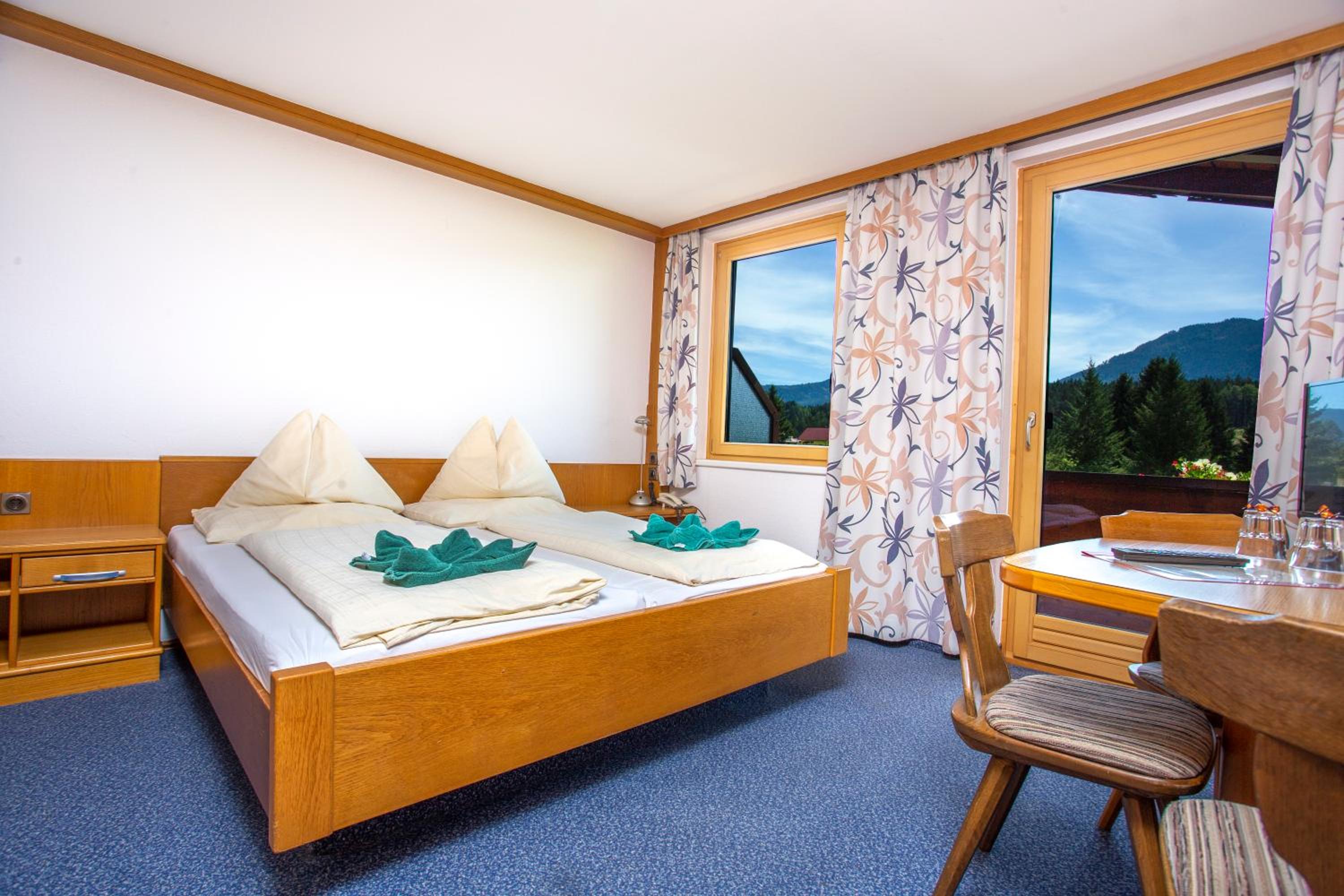 Family Room with Mountain View photo 3