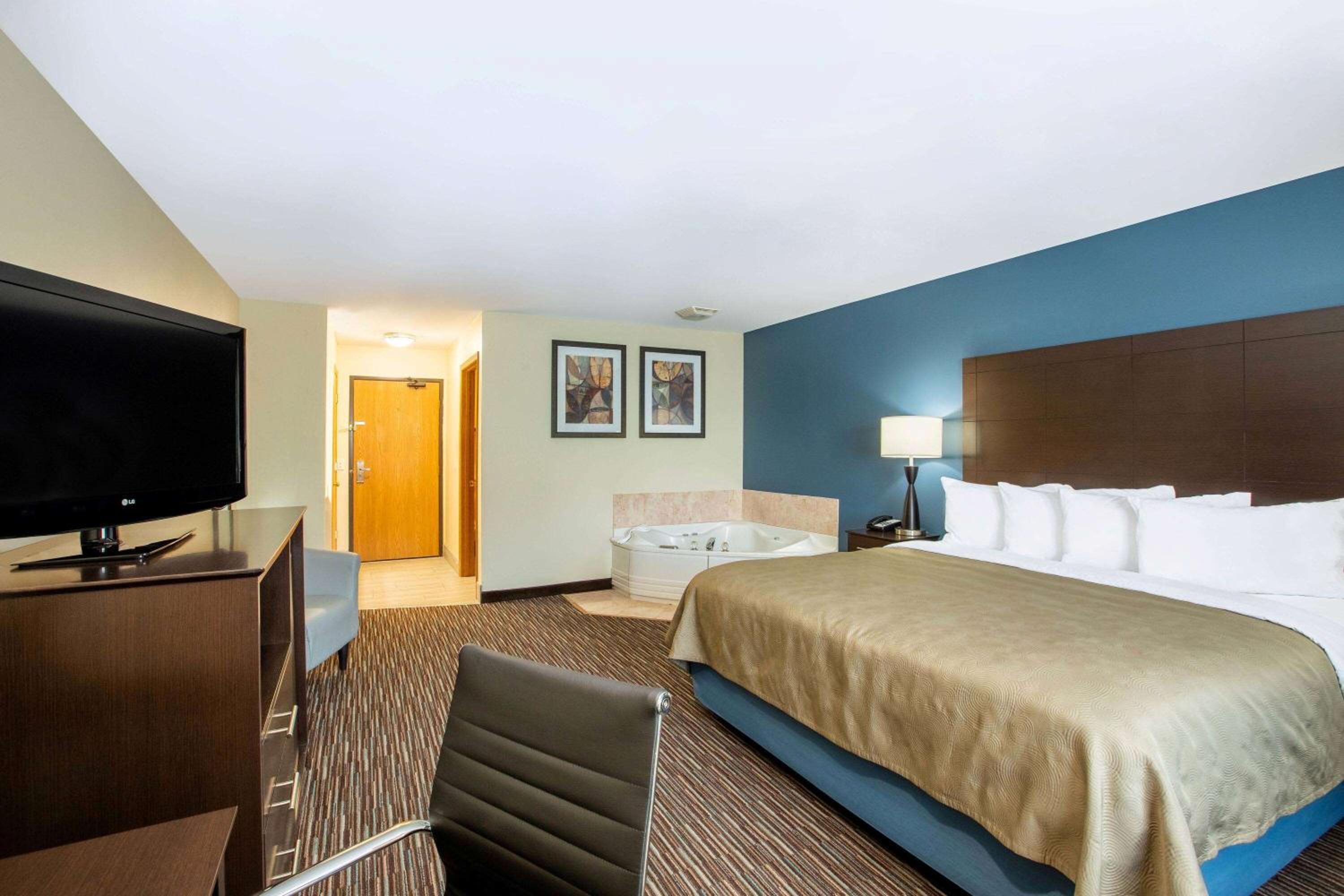 Deluxe Studio King Suite - Mobility Access/ Non-Smoking photo 1