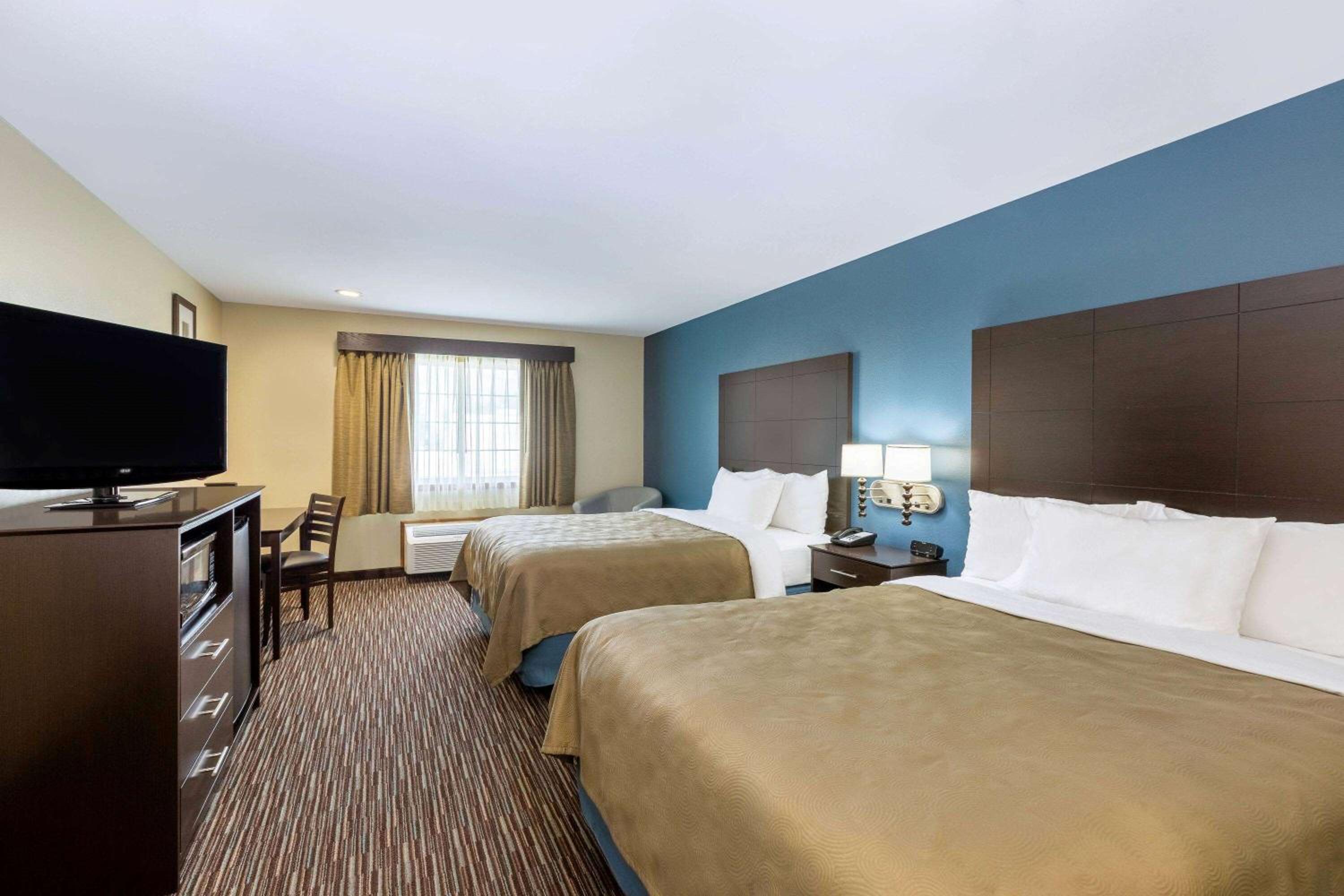 Queen Room with Two Queen Beds - Non-Smoking photo 2