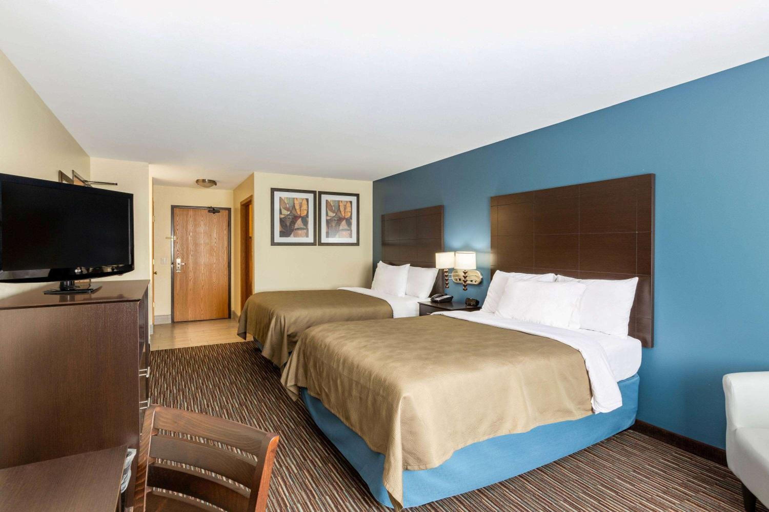 Queen Room with Two Queen Beds - Non-Smoking photo 3
