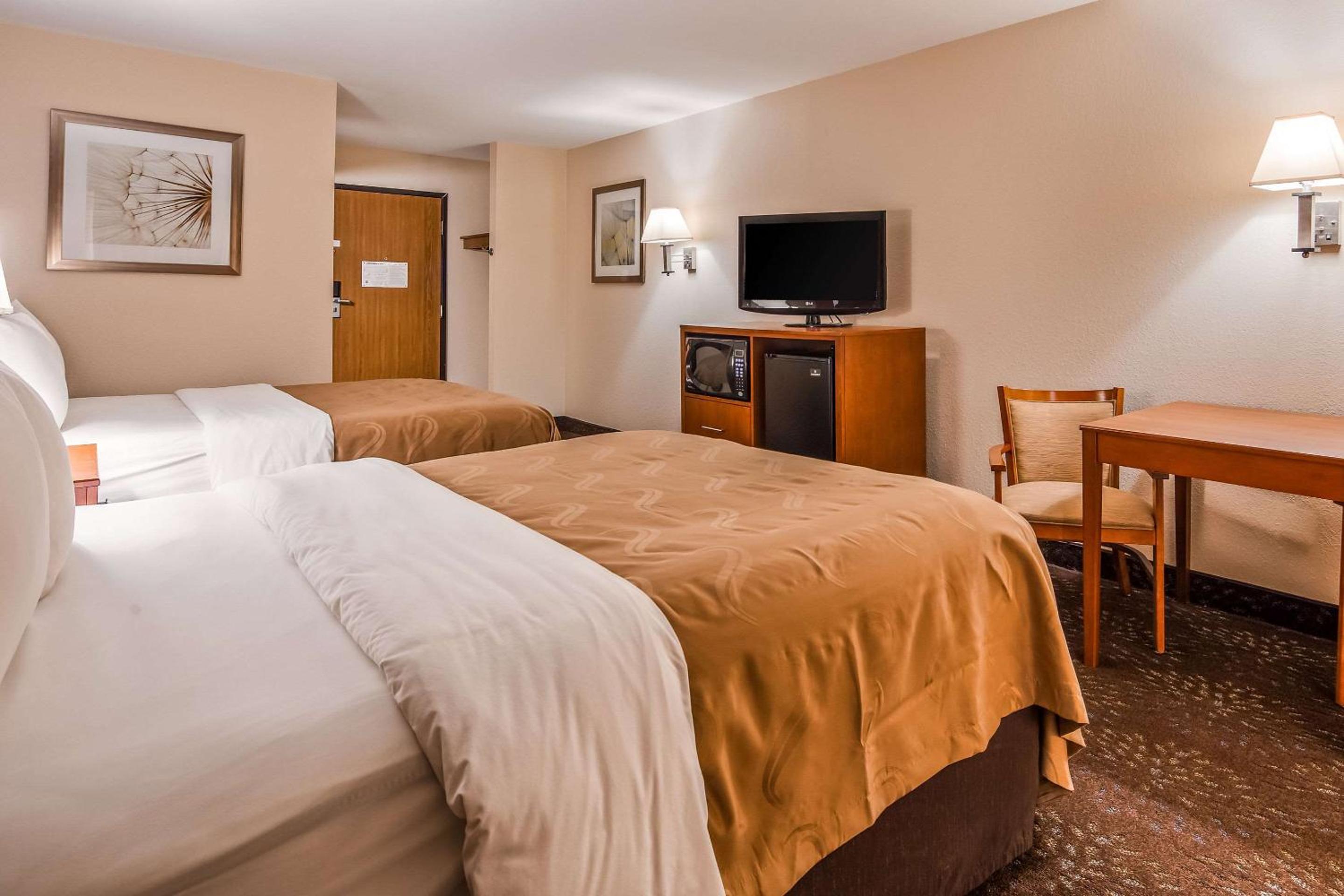 Queen Room with Two Queen Beds - Non-Smoking - Photo 3