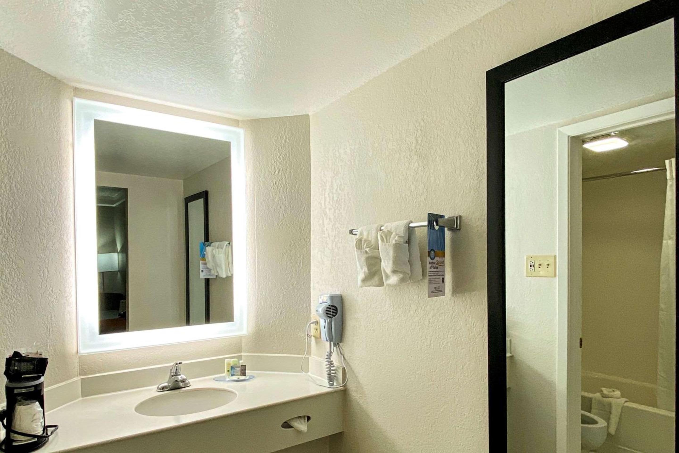 Double Room with Two Double Beds - Non-Smoking - Photo 2