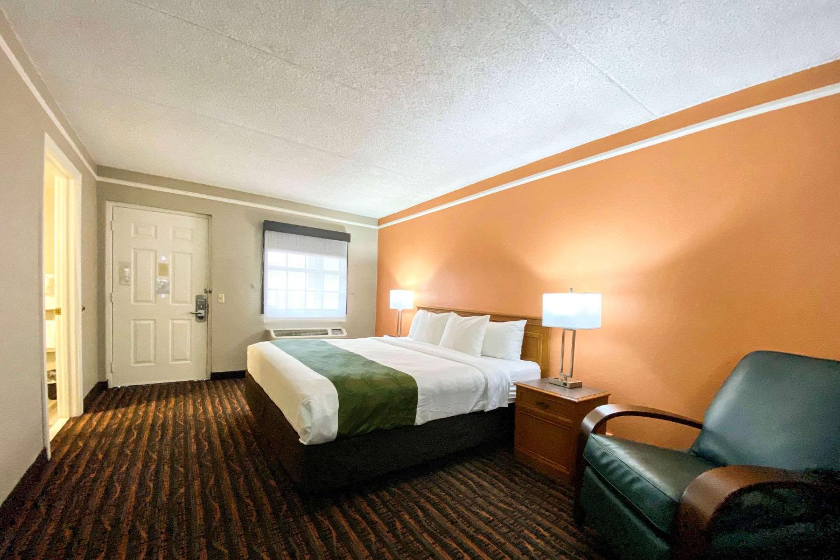 King Room - Non-Smoking - Photo 2