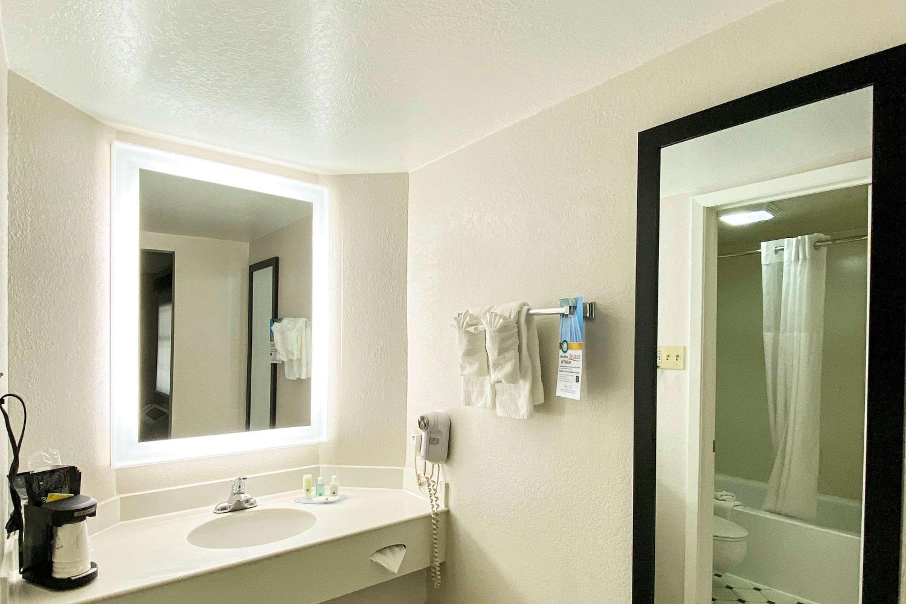 King Room - Non-Smoking - Photo 3