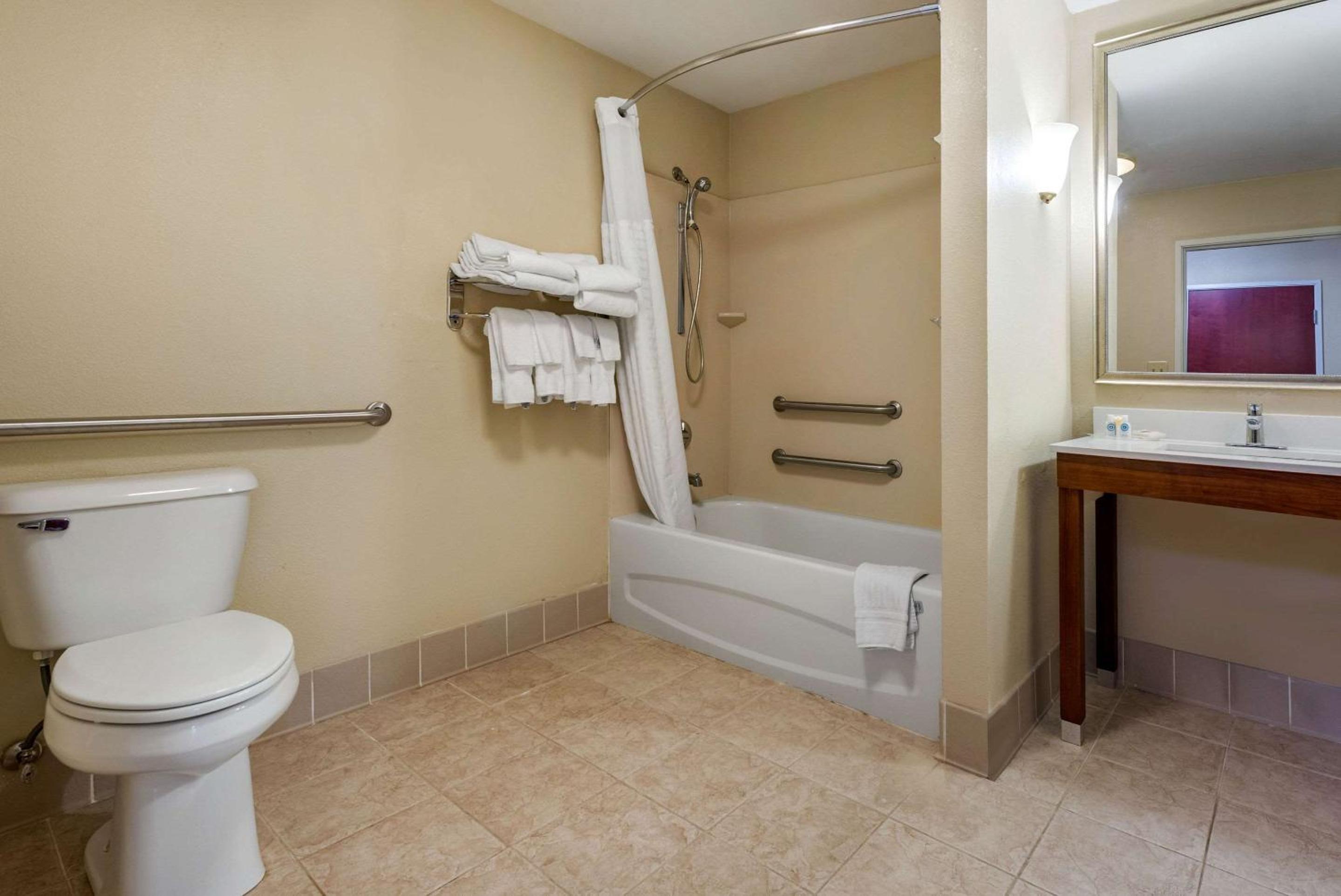King Suite - Accessible/Non-Smoking photo 3