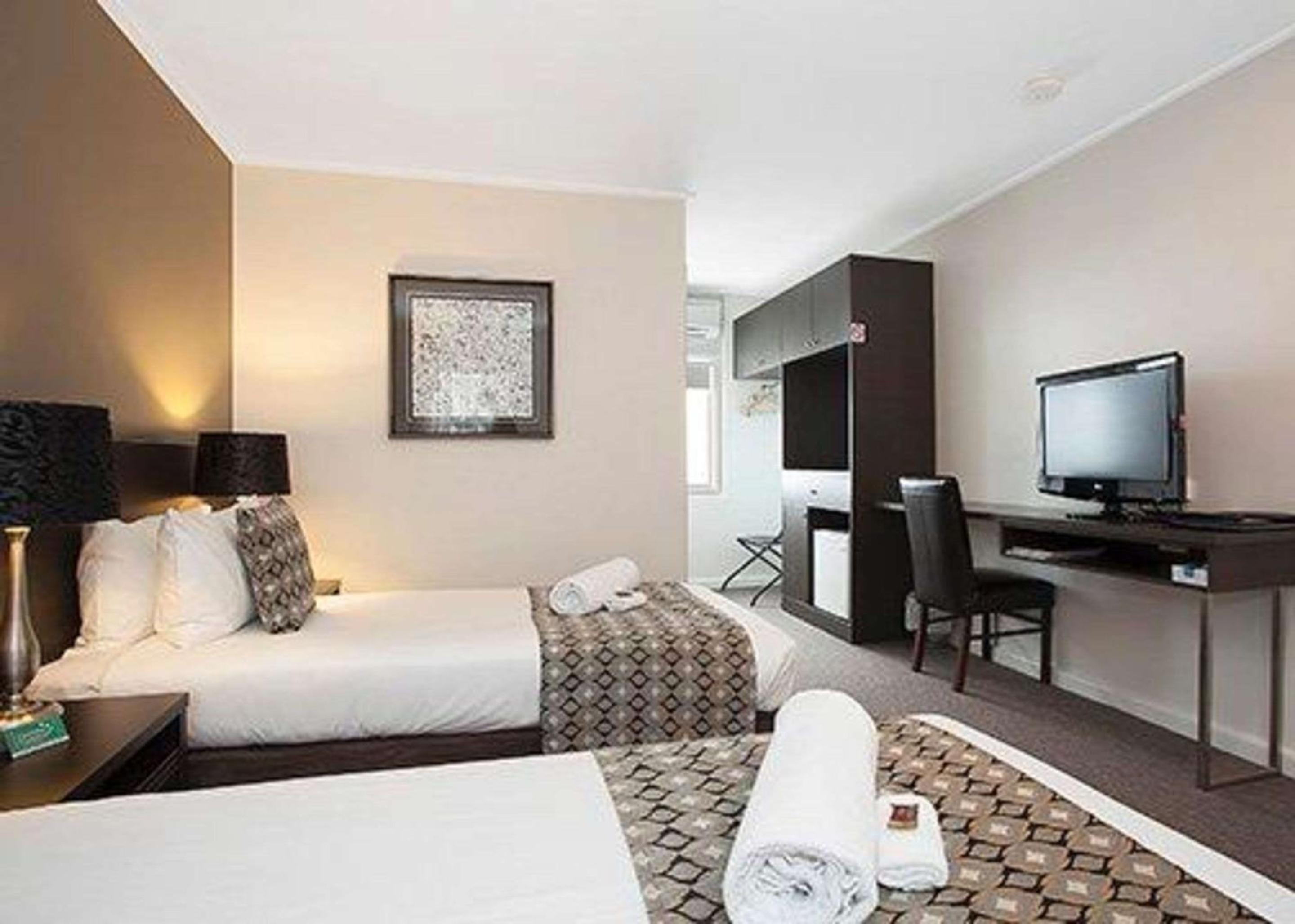 King Room - Non-Smoking - Photo 6