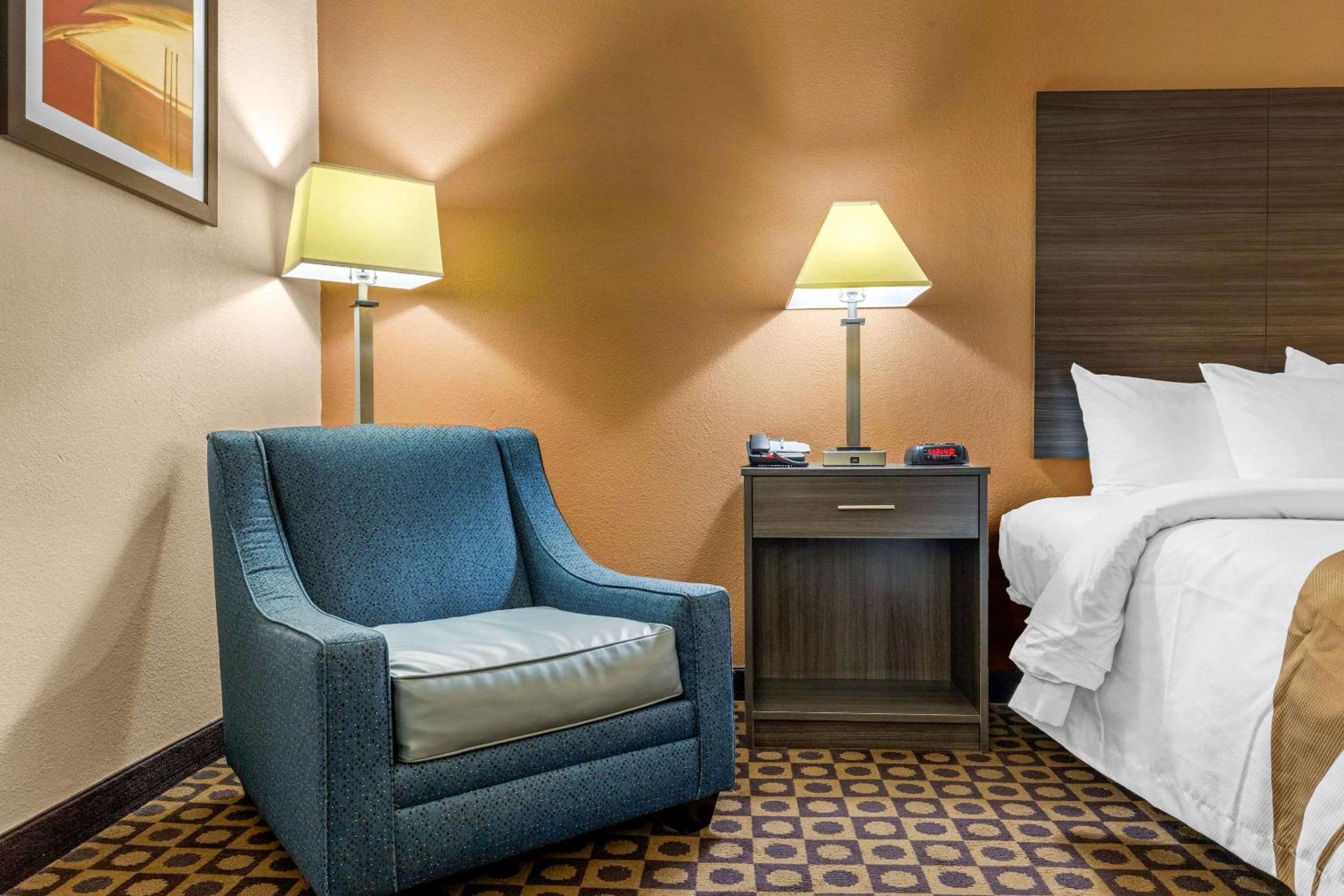 King Room - Non-Smoking - Photo 4