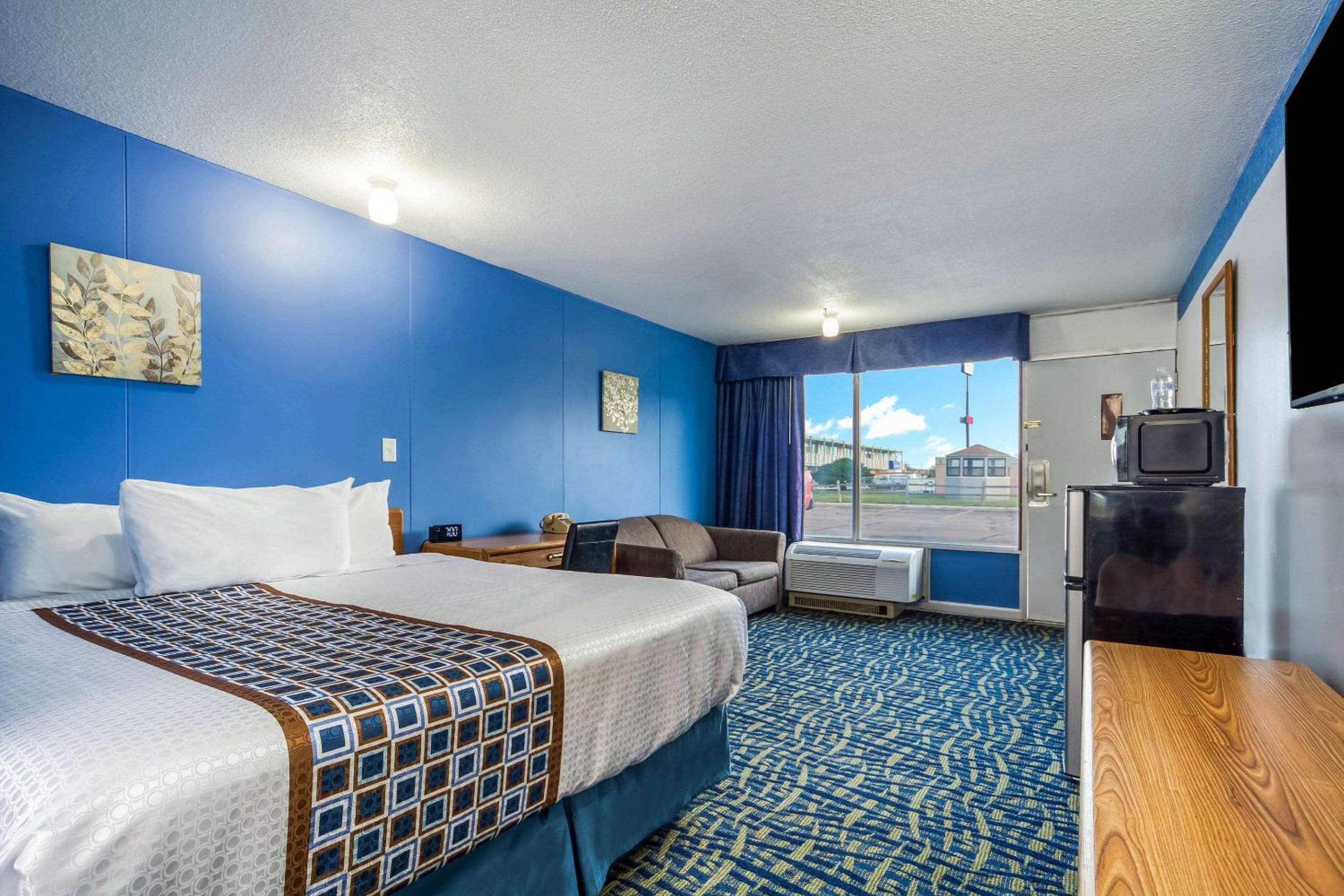 One Bedroom King Suite with Sofa Bed - Non-Smoking