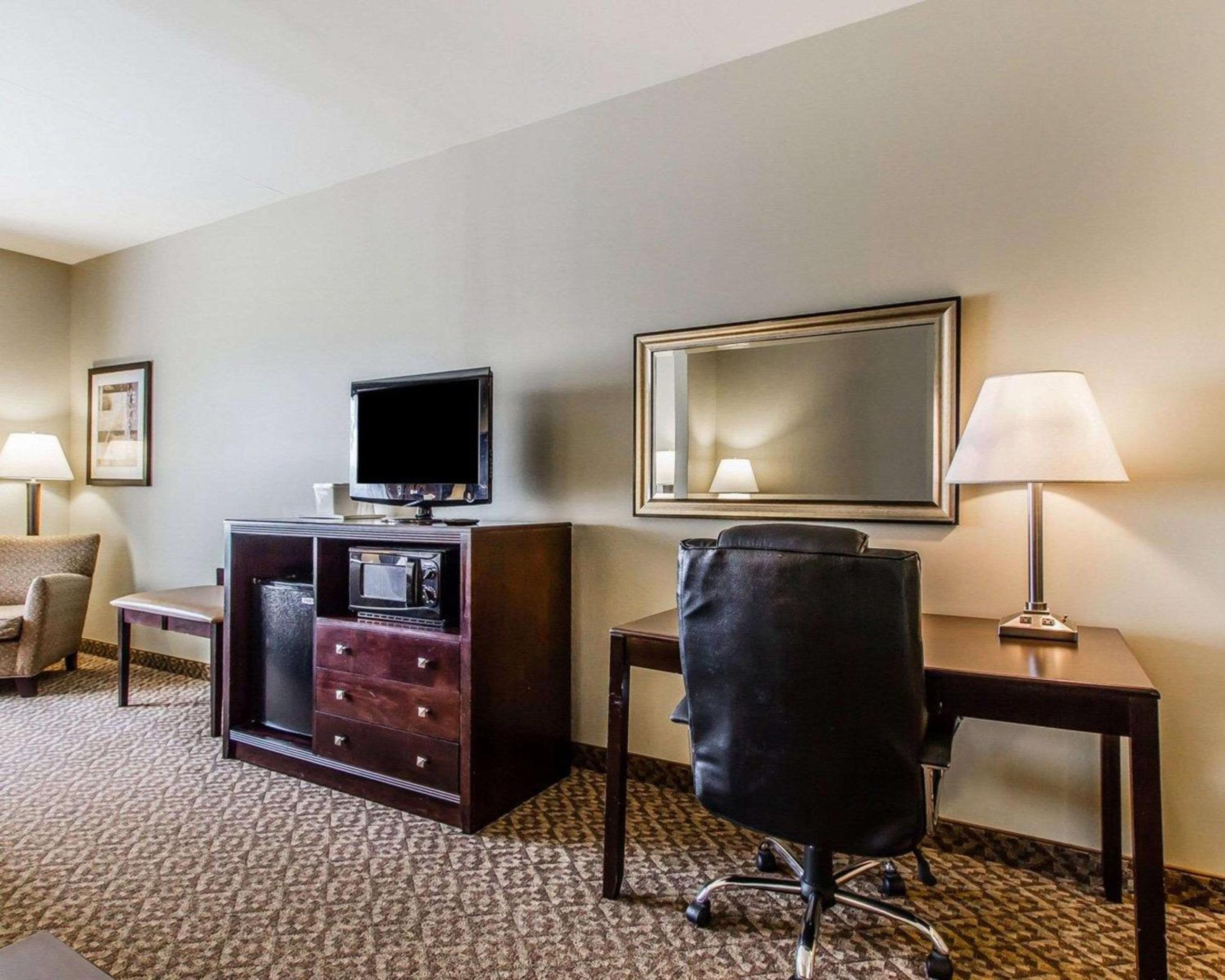 King Room - Non-Smoking - Photo 6