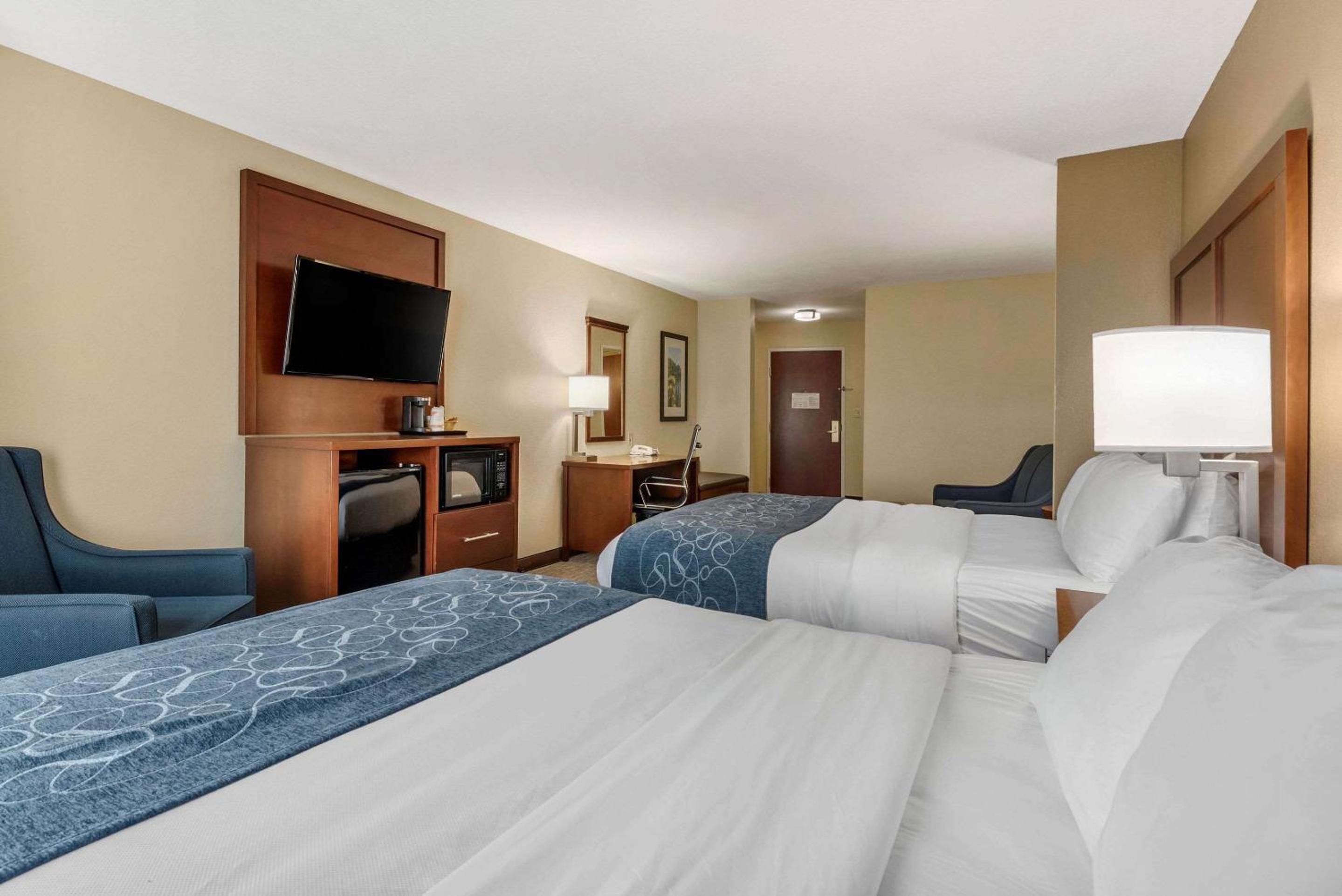 Queen Suite with Sofa Bed - Non-Smoking - Photo 4