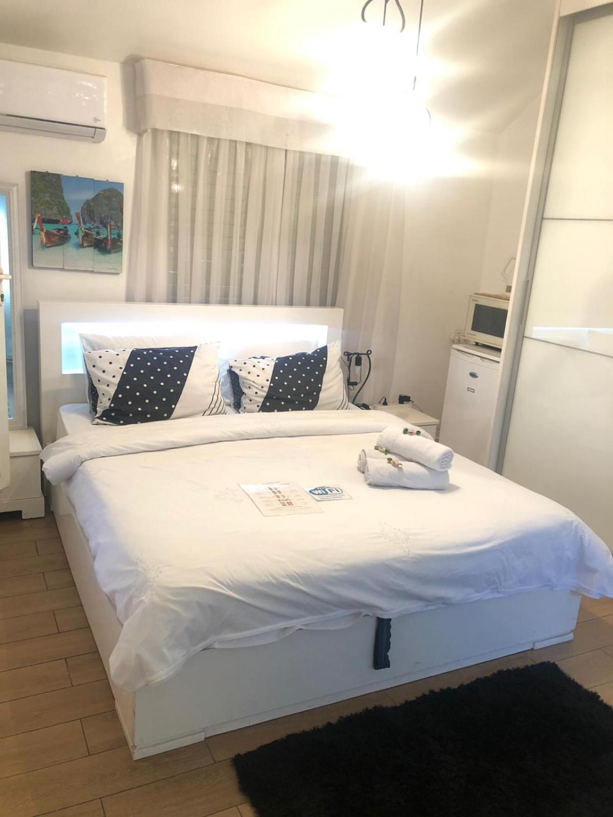 Double Room with Pool View - Photo 11