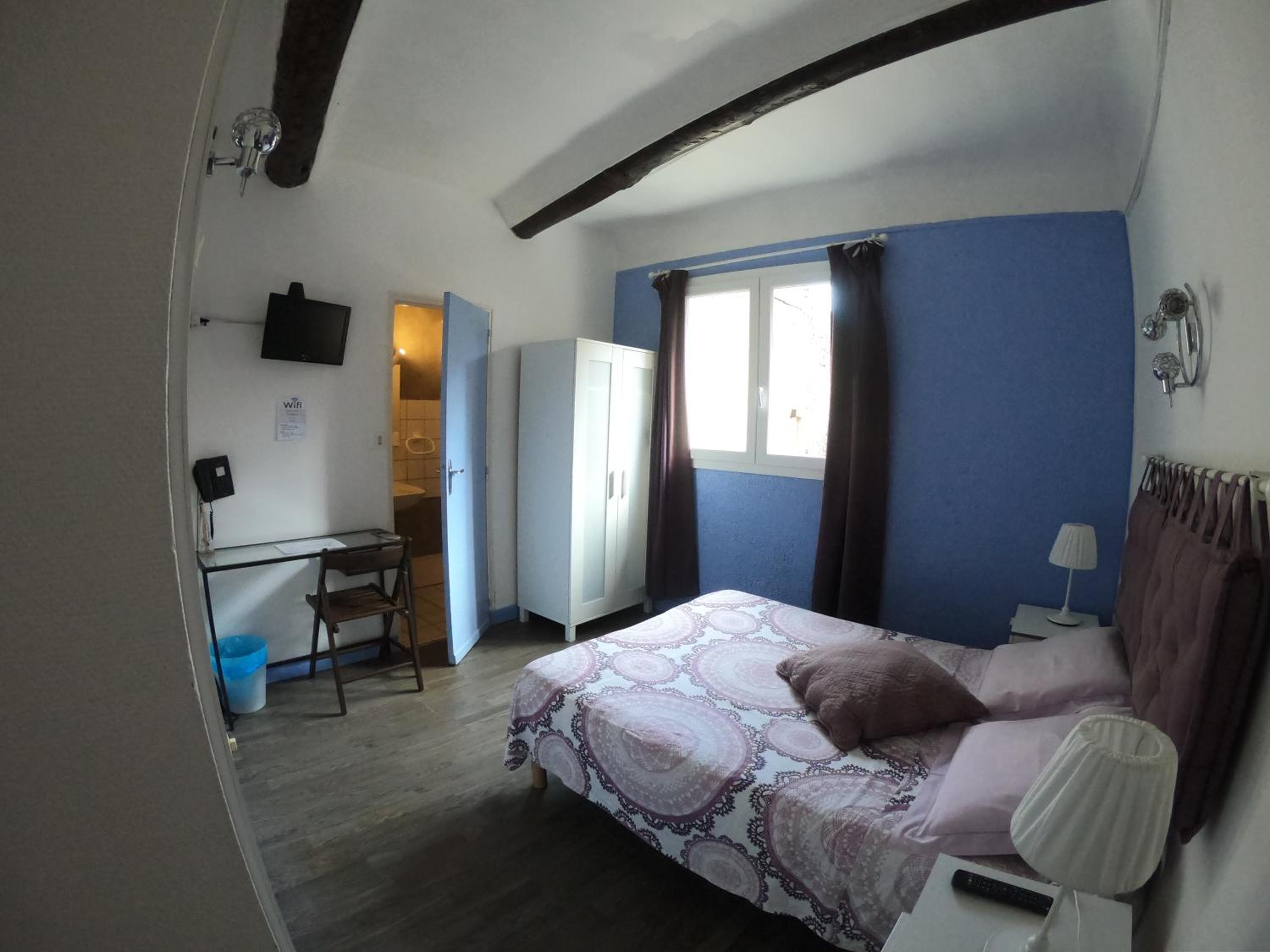 Double Room - Photo 16