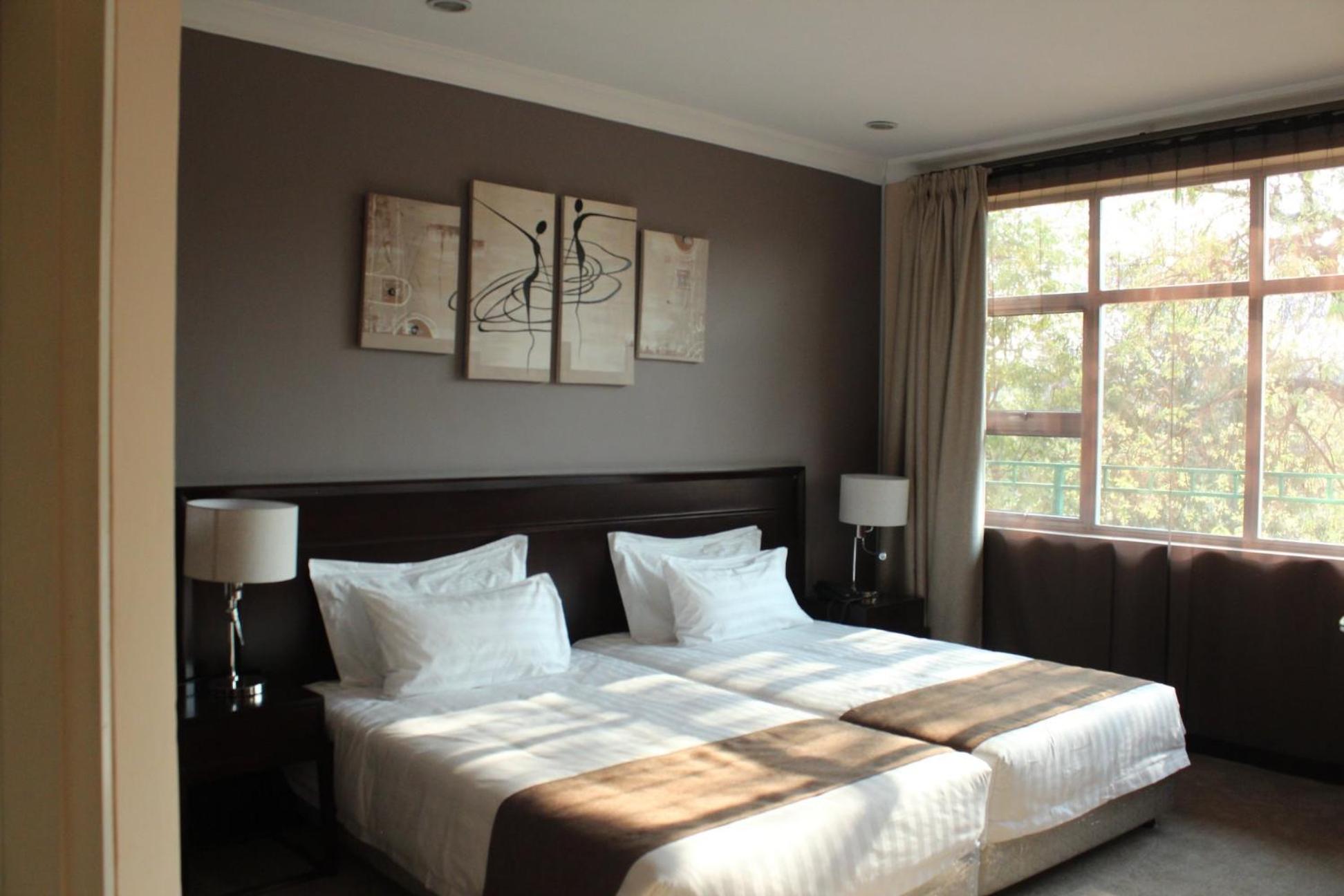 Deluxe Queen Suite