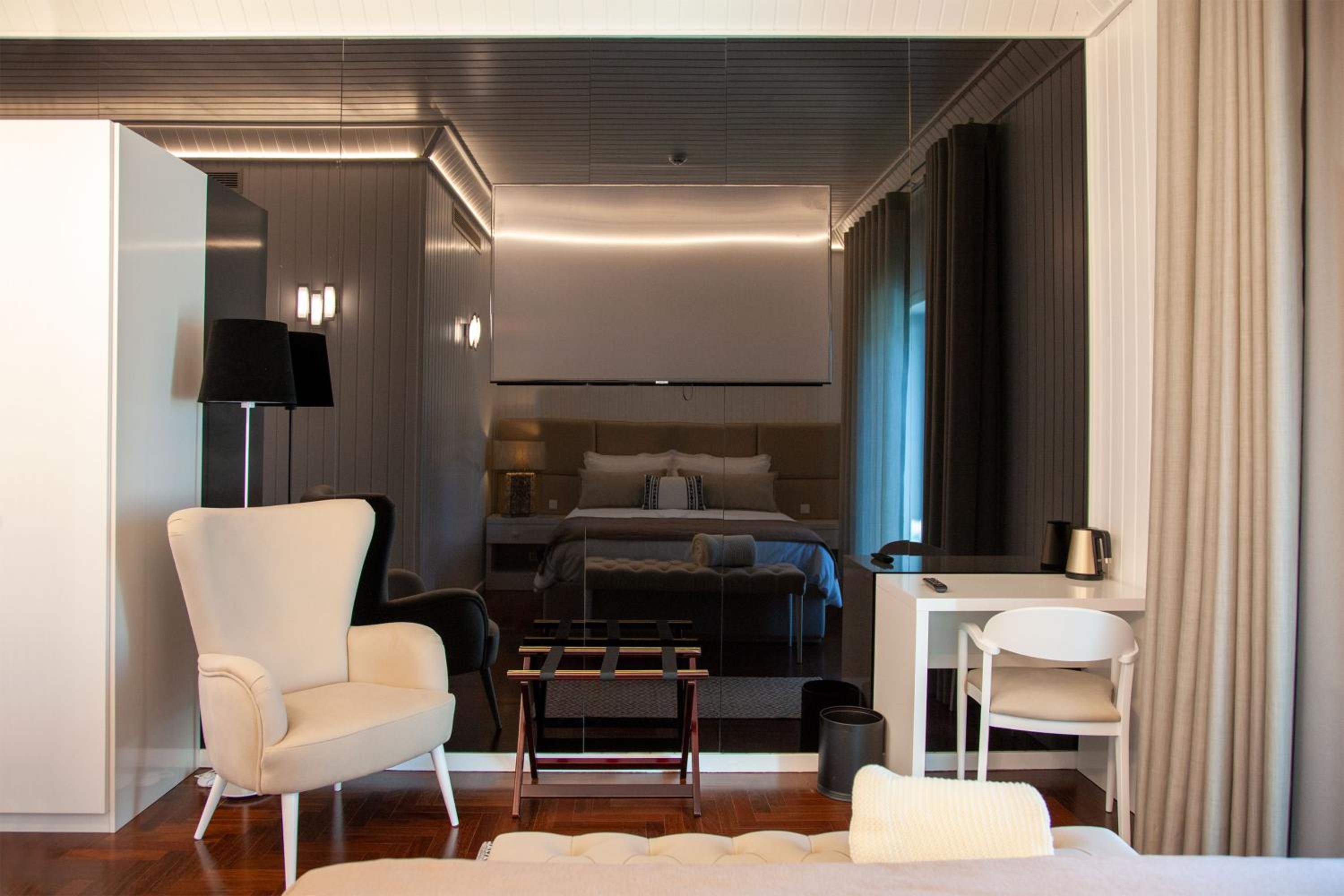 Junior Suite with Terrace - Photo 12