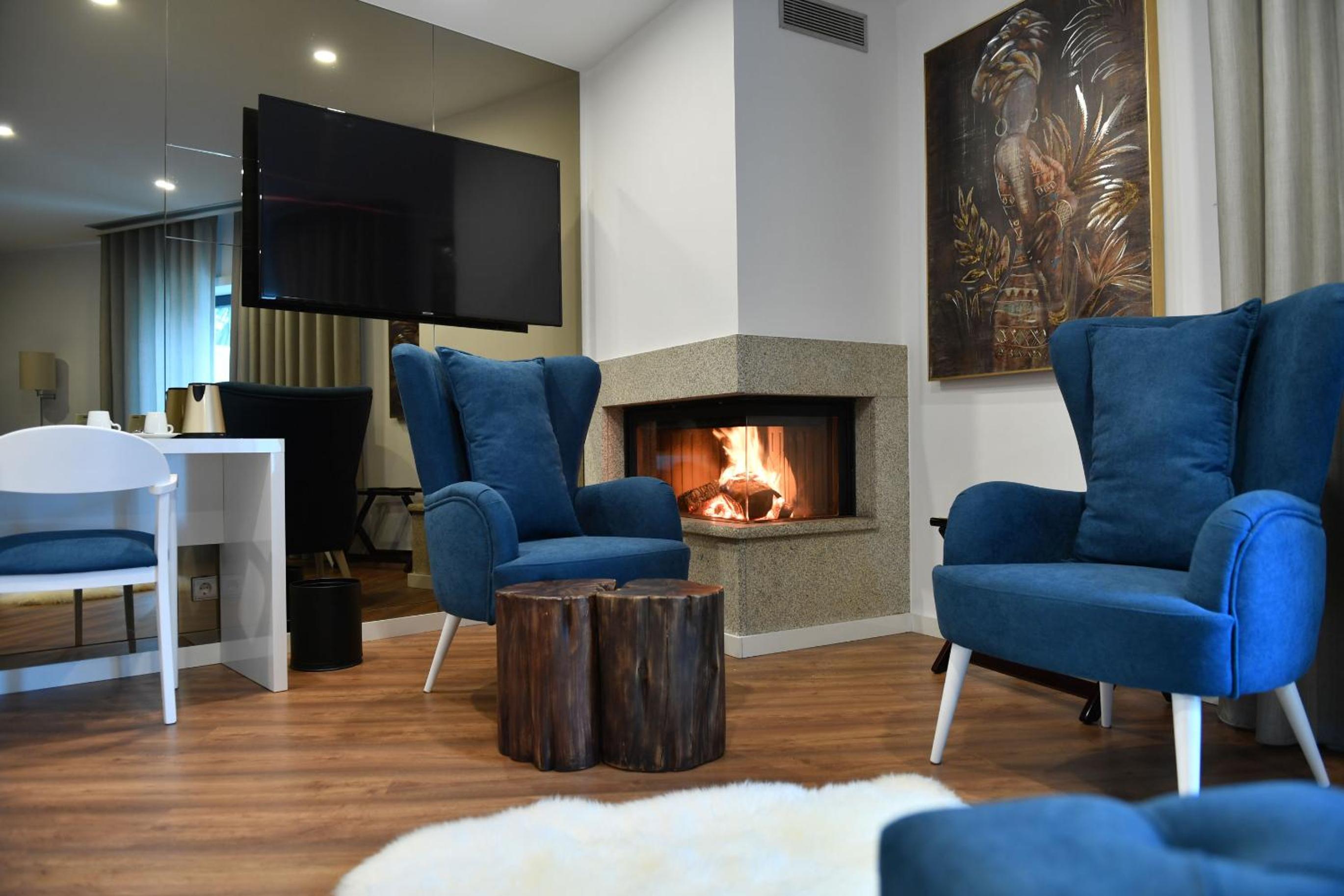 Superior Suite - Photo 8