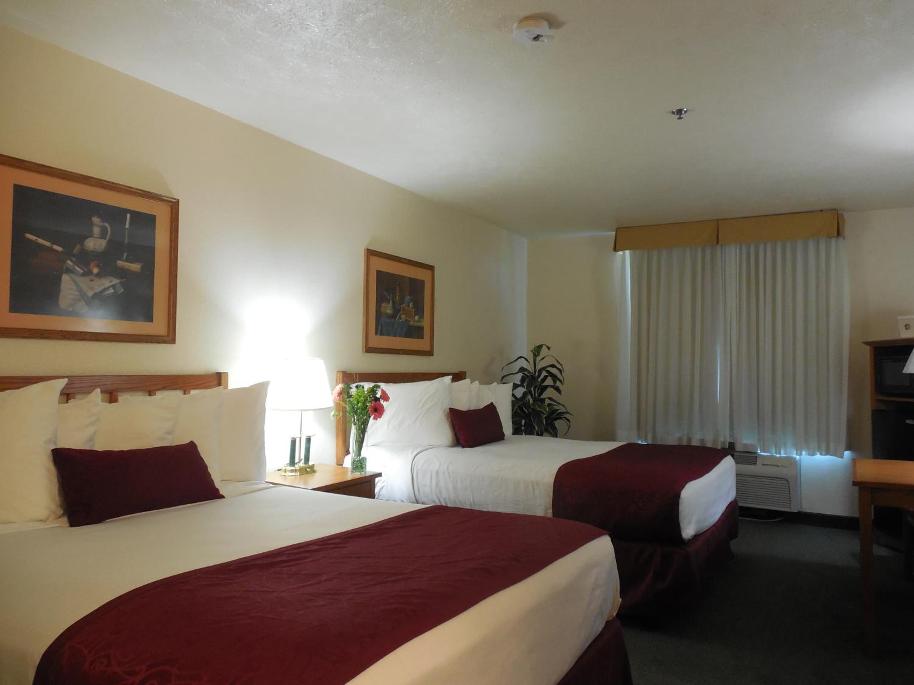 Queen Room with Two Queen Beds - Non-Smoking - Photo 4